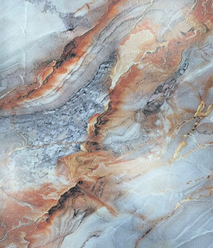 彩繪光電板圖層可依建築語彙與城市風貌客製不同紋理與色彩，在兼顧美學與防眩光的同時，整合發電與隔熱效益，提升民眾接受度與地方政府推動意願，讓「立面發電」具備可複製、可擴散的政策與市場條件。