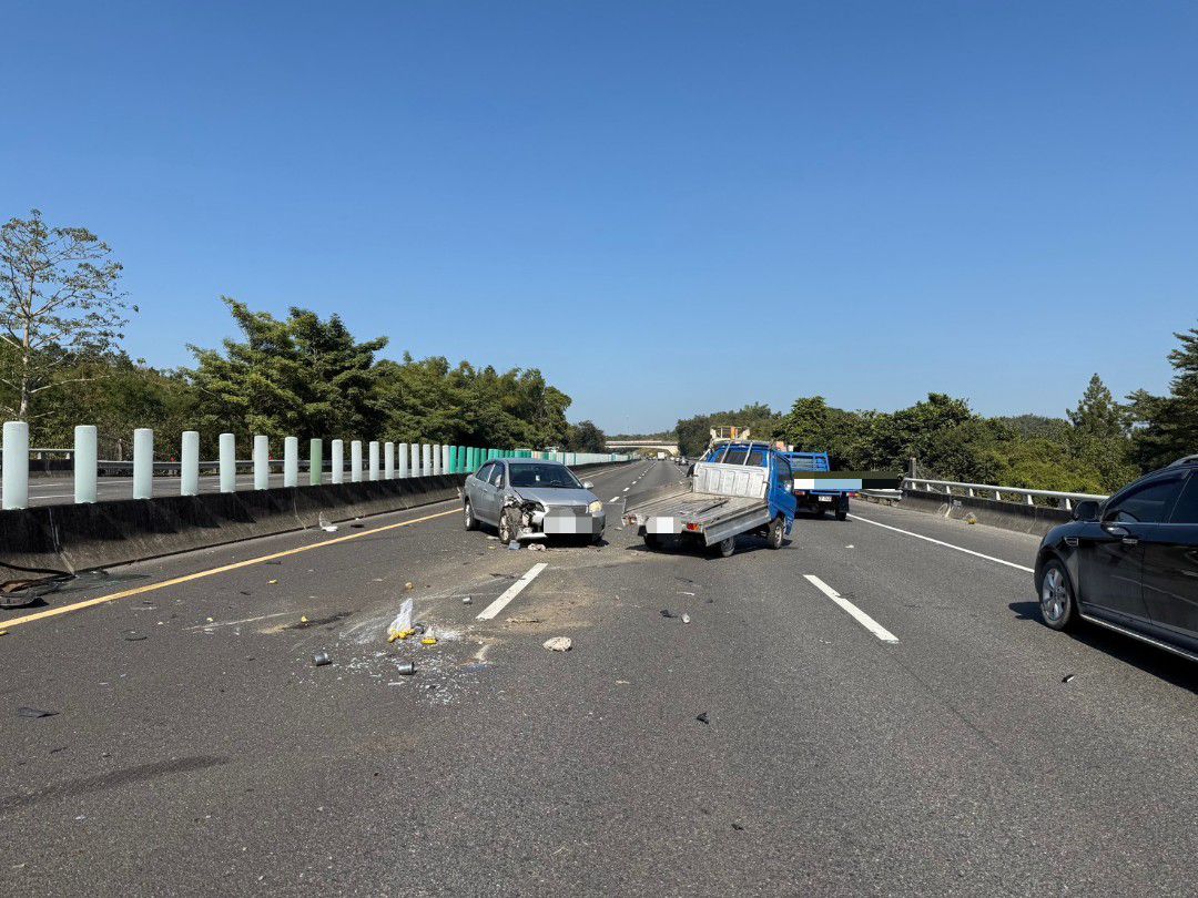 ▲國3北362.5公里4車碰撞！1小貨車翻覆駕駛受傷...佔中內線 警消急救援（圖／民眾提供；未經授權請勿翻攝）