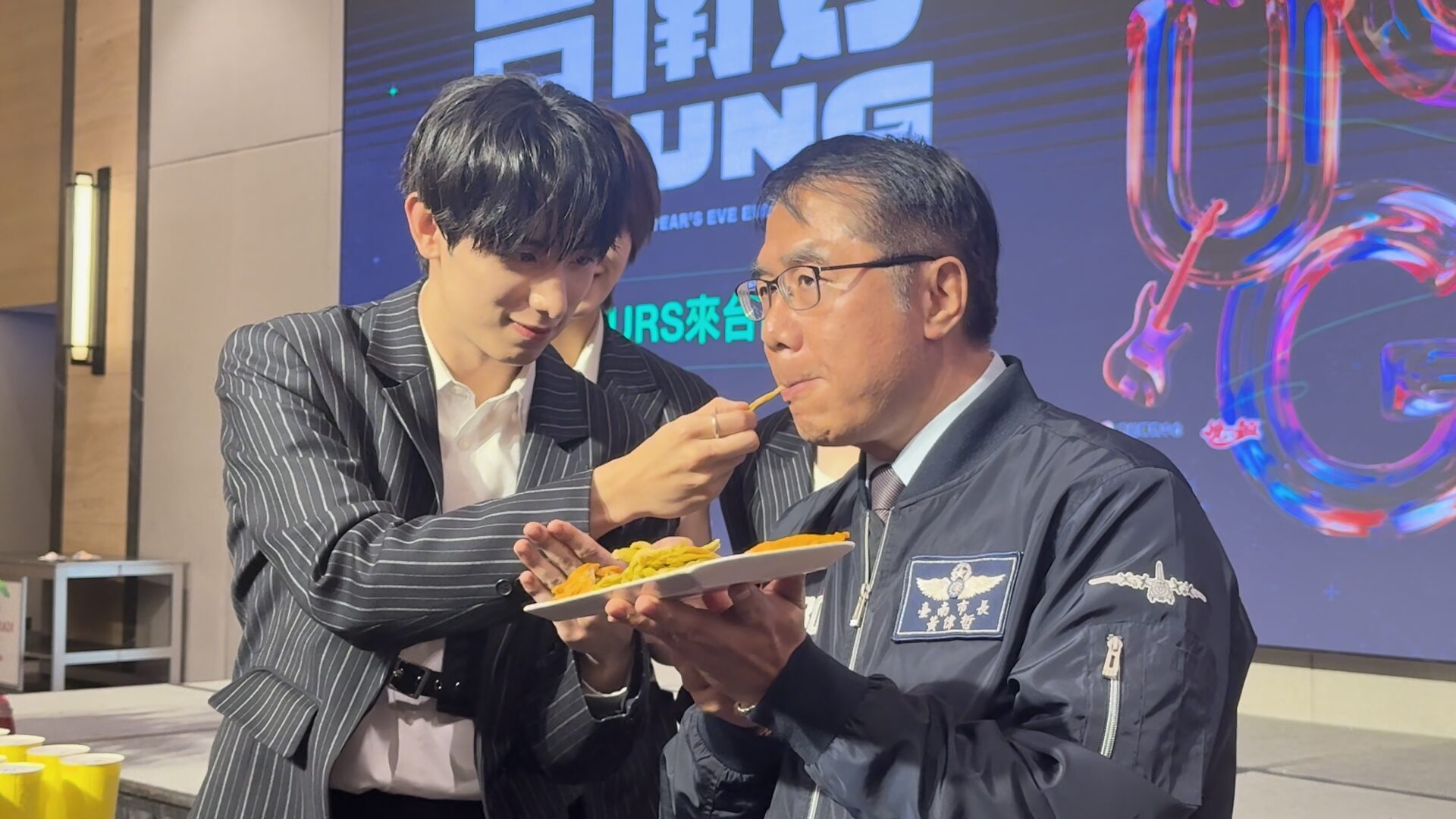 ▲也與市長互動親餵讓黃偉哲當場害羞(圖/記者王俊勝 拍攝)