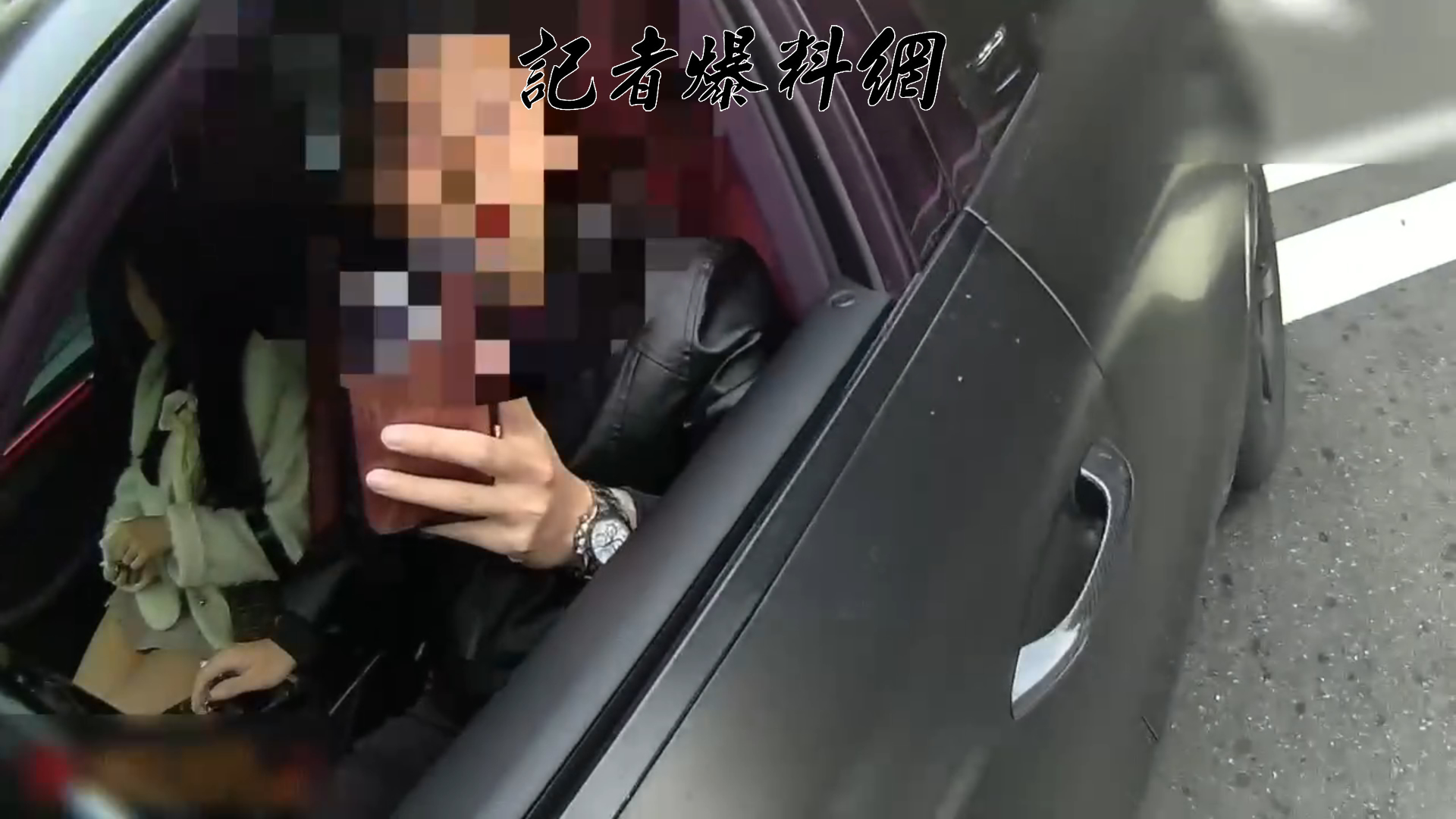 23歲曾姓男子駕駛1輛保時捷載著妹子，因未繫安全帶被巡邏員警攔查。