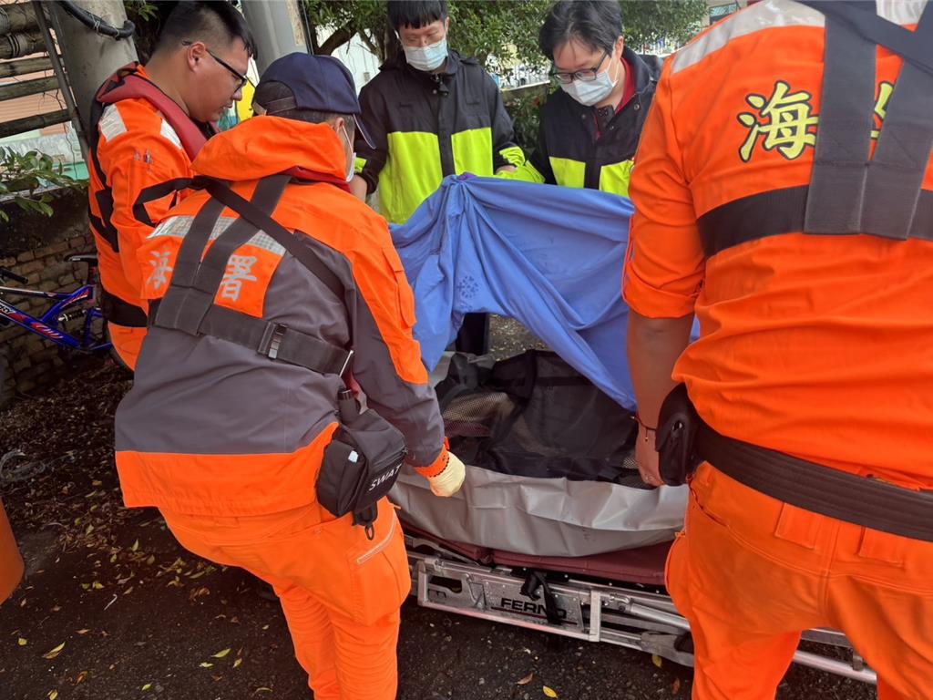 遺體由殯葬業者協助運往宜蘭員山福園安置。