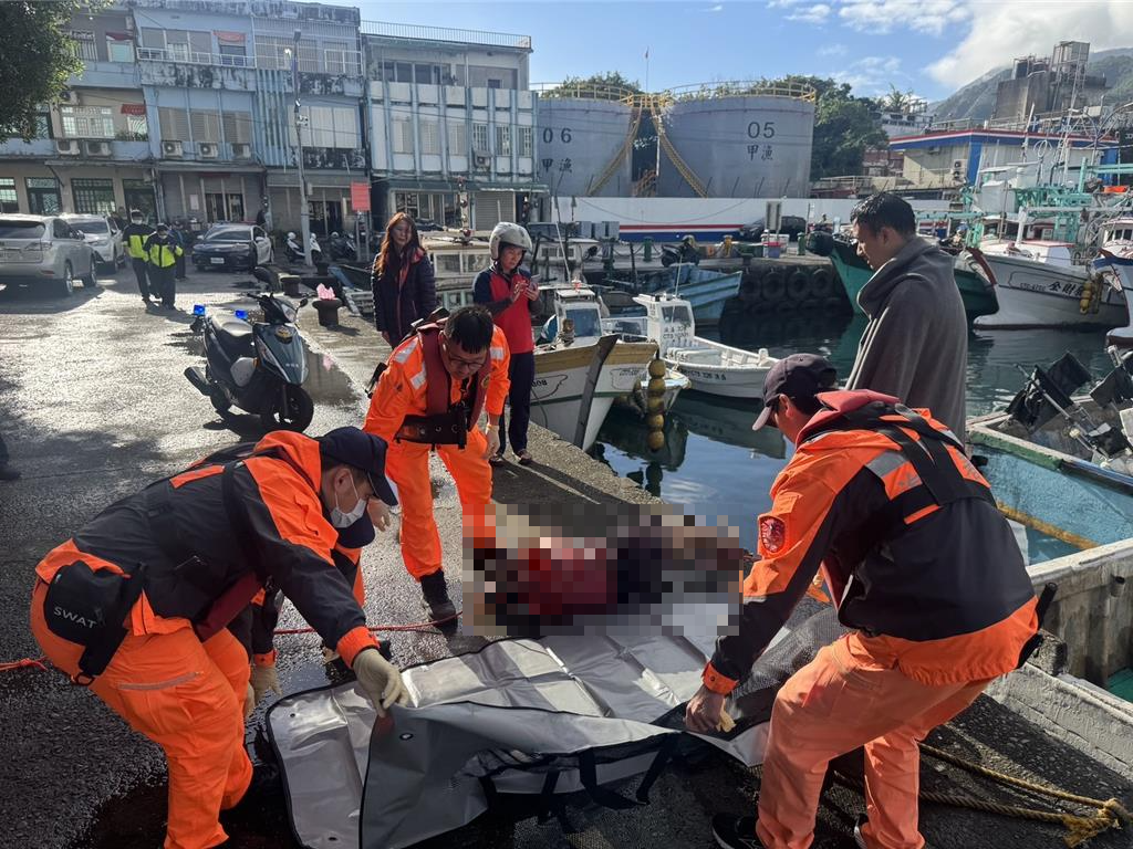 海巡署北部分署南興安檢所獲報，會同蘇澳分局及消防隊趕抵現場，合力將遺體打撈上岸。
