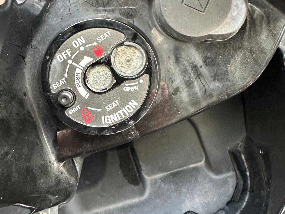 機車正主張男牽車時發現機車鑰匙孔遭人灌膠，直接報警抓人。