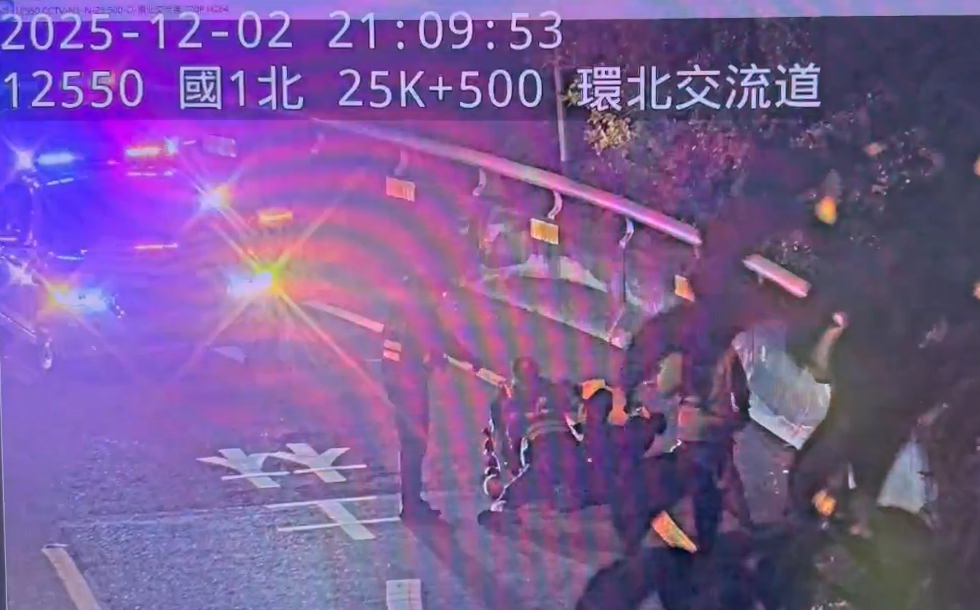 大批員警合力壓制賴男依妨害公務現行犯逮捕。