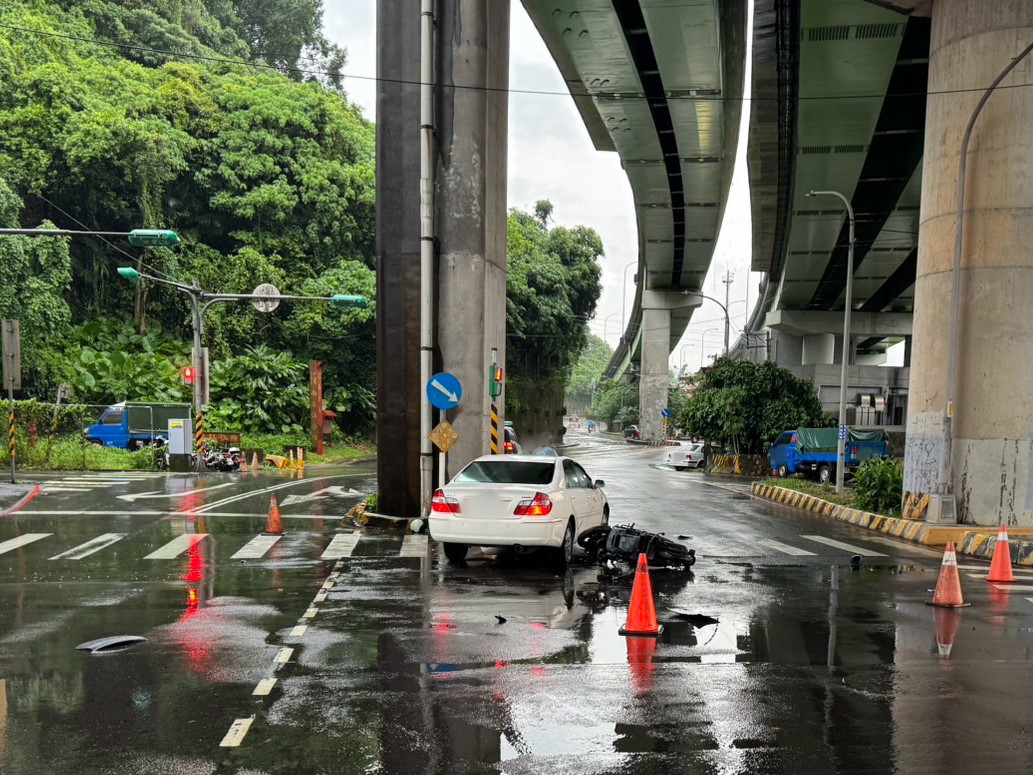 朱男駕駛白色轎車，視號誌燈為無物，直接闖紅燈左轉切入路口，猛撞對向直行的曹姓騎士。