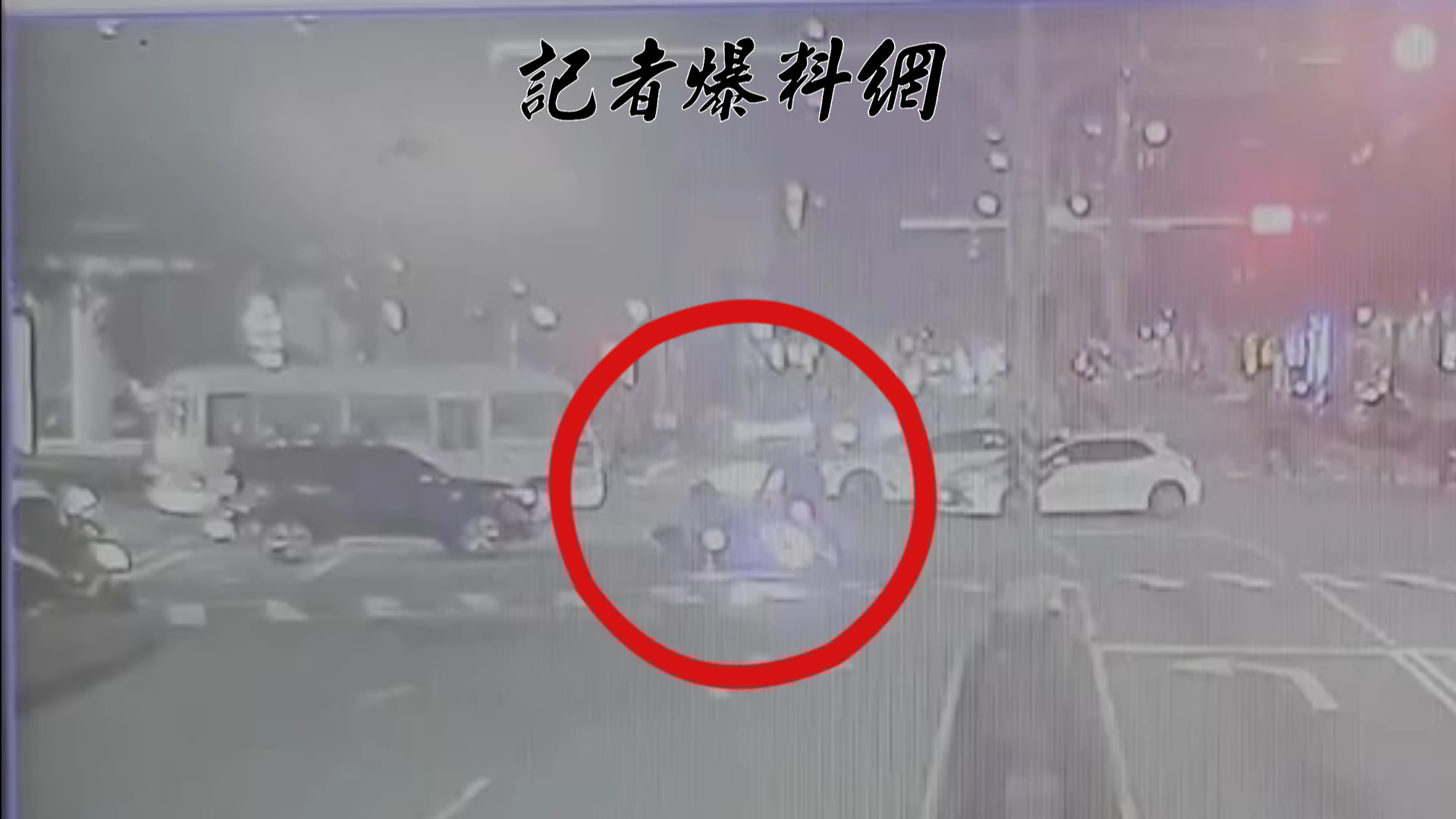 薛姓員警「趕現場」，依規定開啟警示燈及蜂鳴器，不過綠燈直行的劉女疑似未注意或未聽見警示音，雙方在路口發生擦撞。