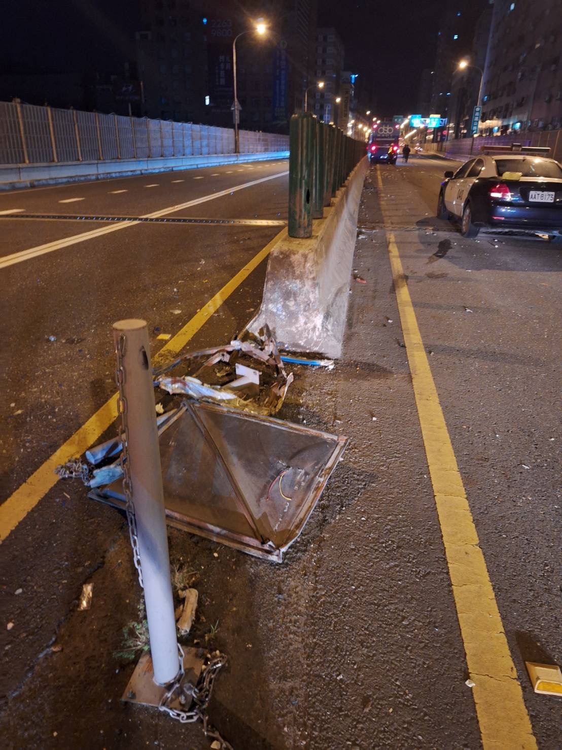 許男駕駛遊覽車載送8名乘客，行駛於台64線。當車輛行經中和交流道附近時，遊覽車左側車頭猛烈撞上護欄。