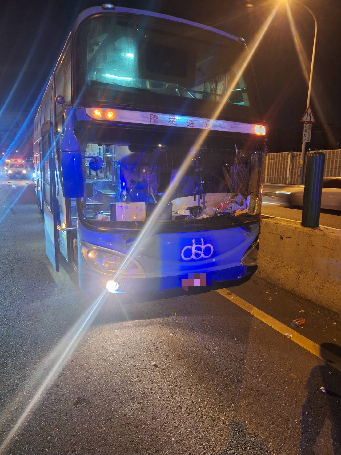 新北市中和區台64線快速道路昨（6）日深夜23時許發生1起遊覽車自撞護欄車禍。