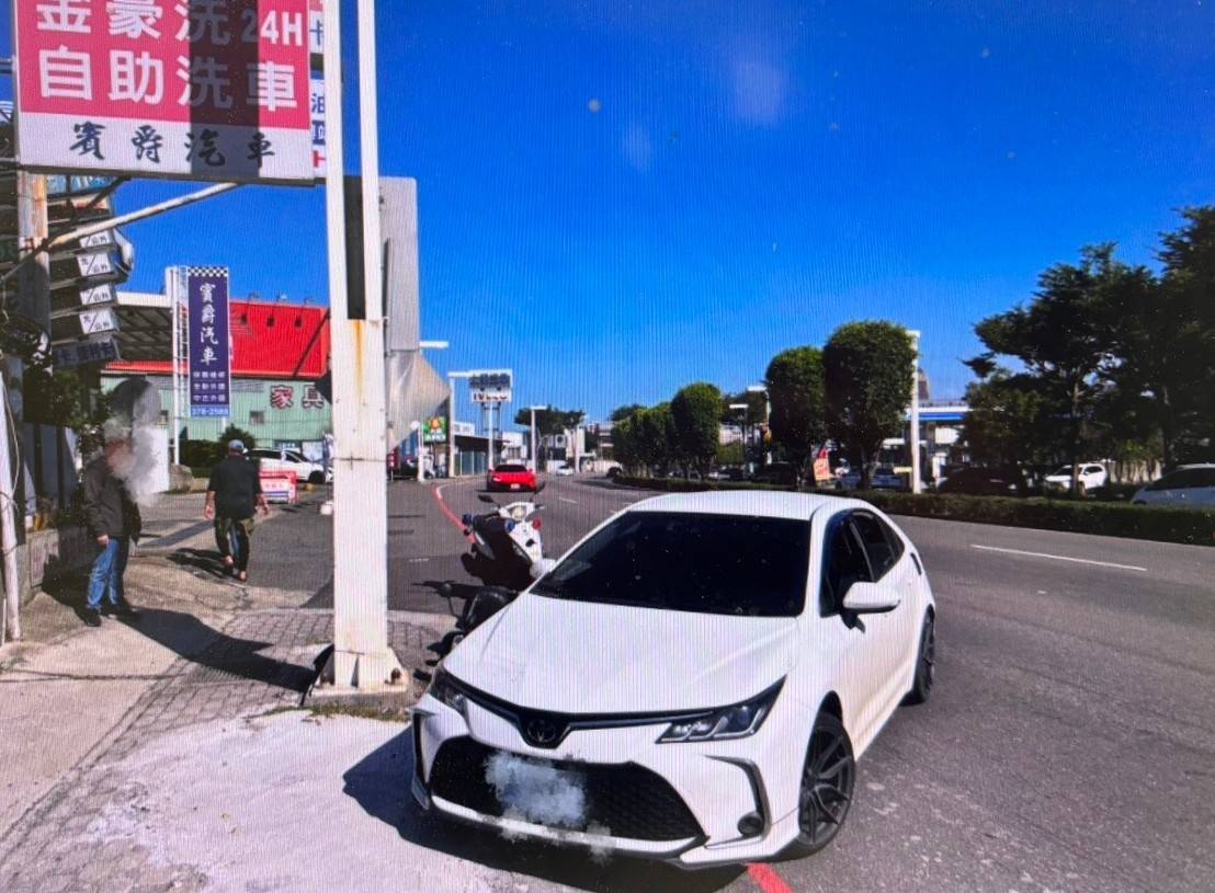 吳男駕駛自小客車在右轉欲進入1處洗車場時，因未注意後方同方向直行的機車動向，導致2車發生碰撞。