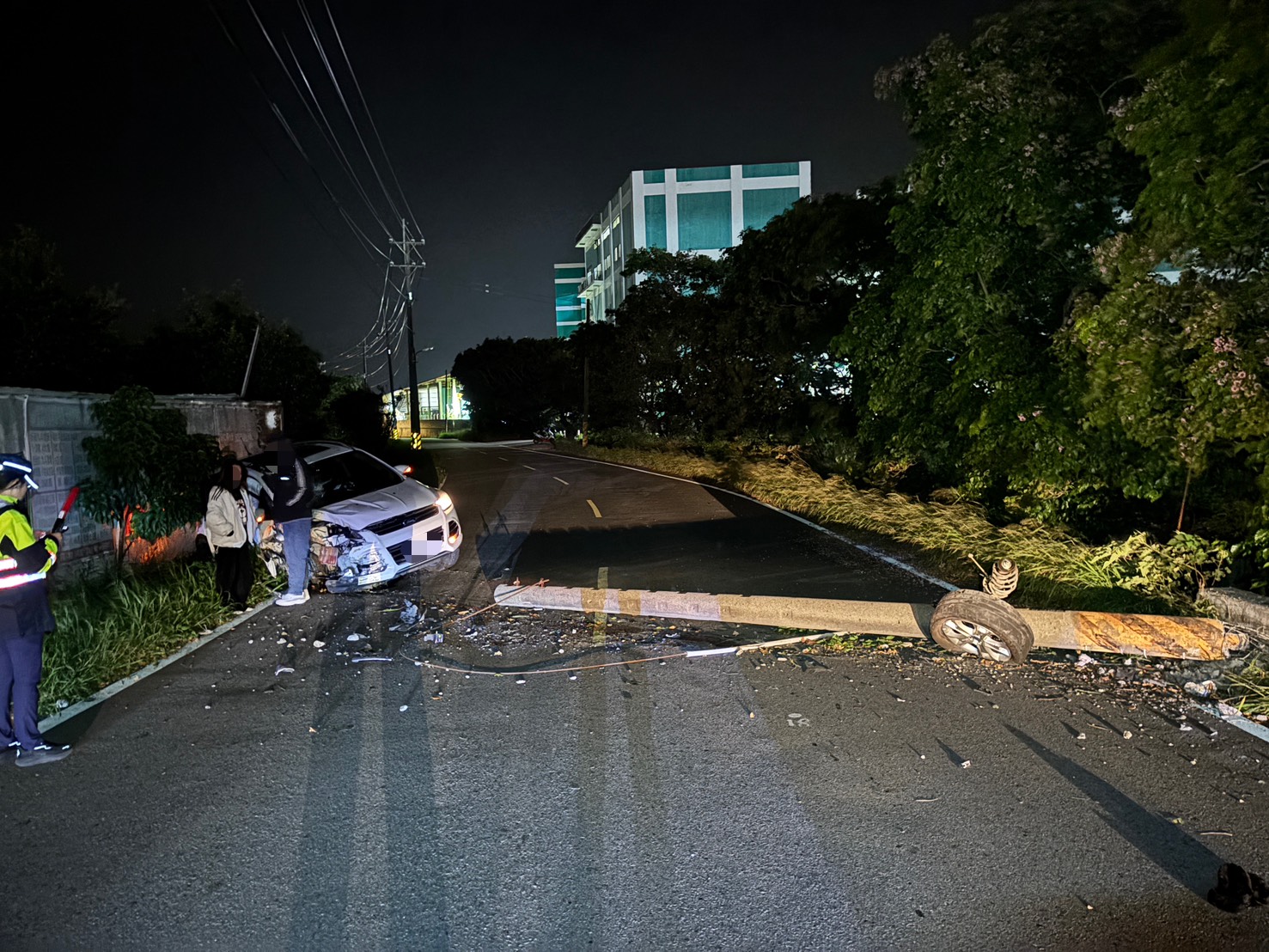 桃園市新屋區昨（14）日深夜22時許發生1起自小客車自撞電線桿的車禍。