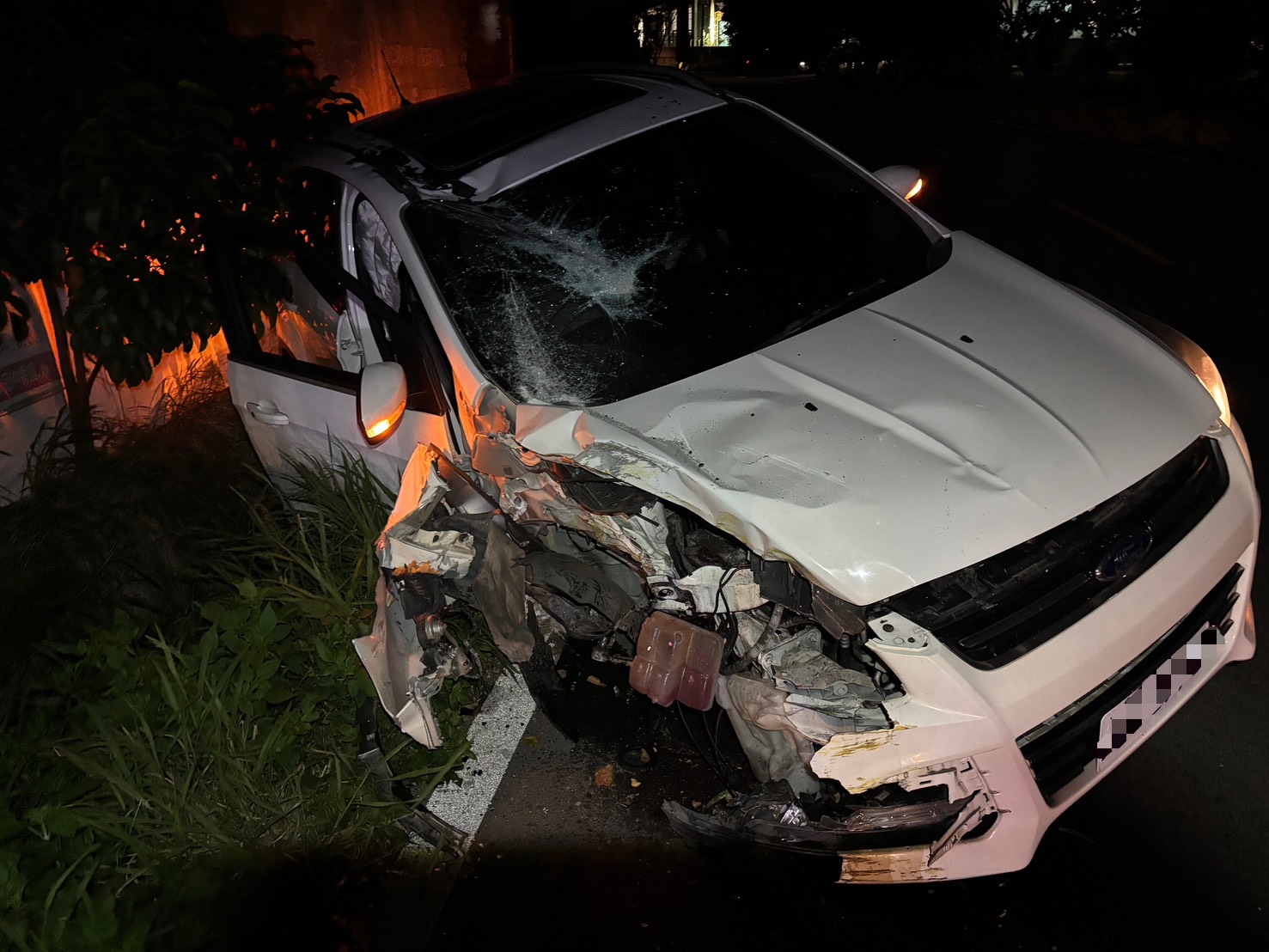 越南籍高姓男子酒後駕車，自撞電線桿車輛飛起後落地，安全氣囊爆裂，車頭嚴重毀損。