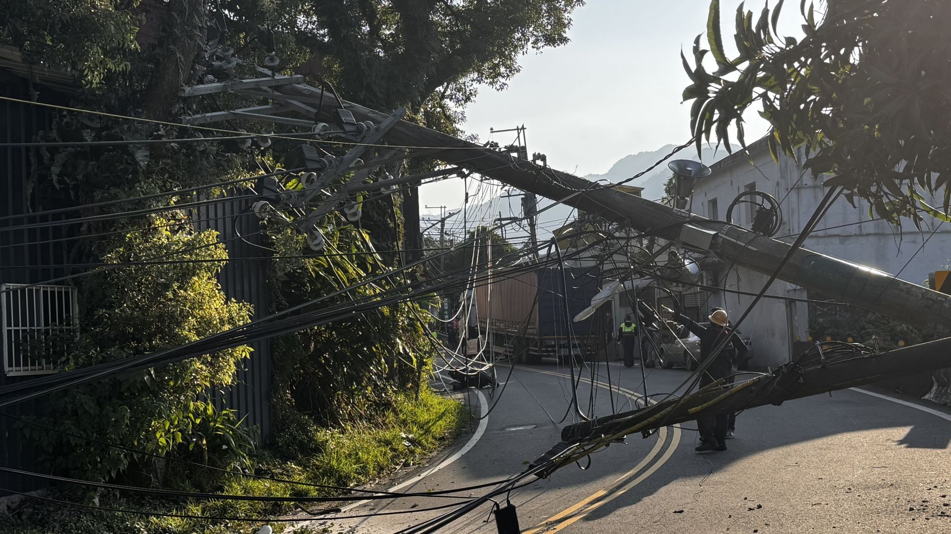 29歲龔姓男子駕駛營業貨運曳引車，行經三峽區白雞路時，疑因車輛高度超過限高勾扯電線，當場拉倒1根電線桿。
