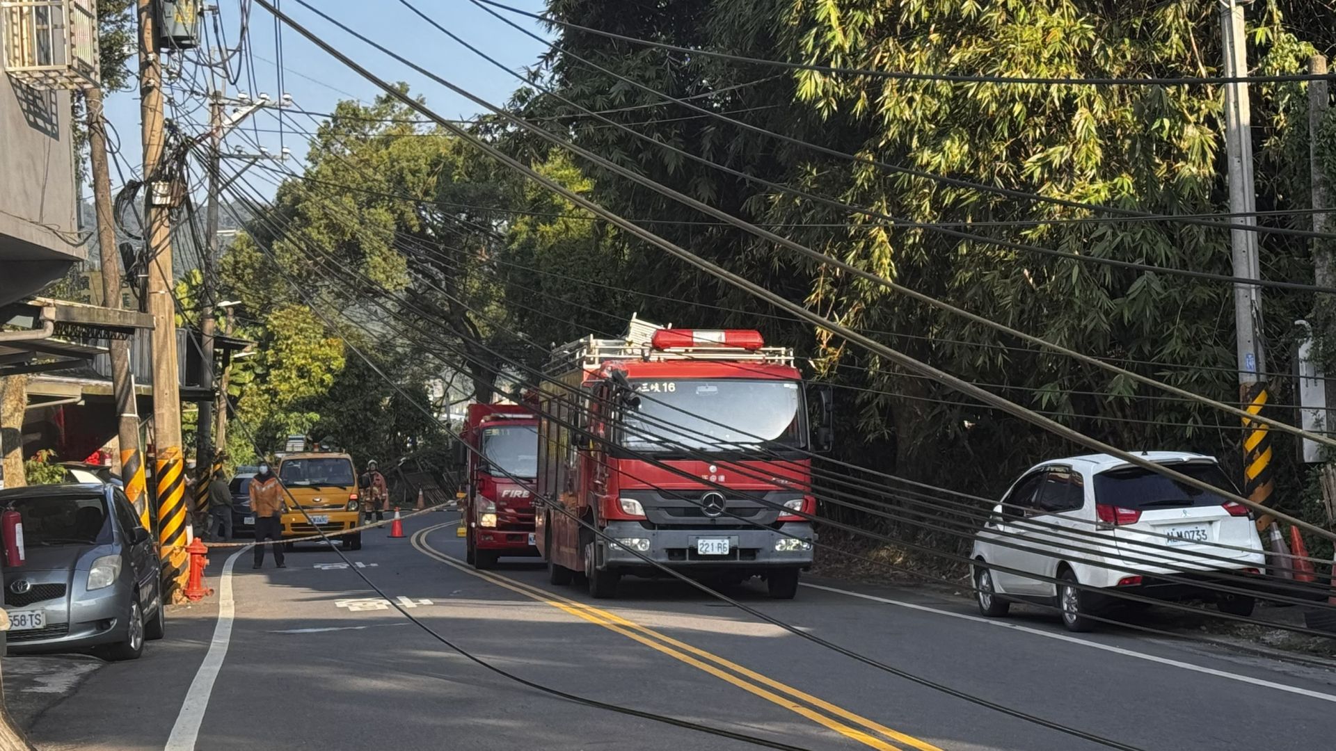 台電台北西區營業處表示，事故造成添福、嘉添等一帶共596戶停電，已立即派員前往現場全力搶修。
