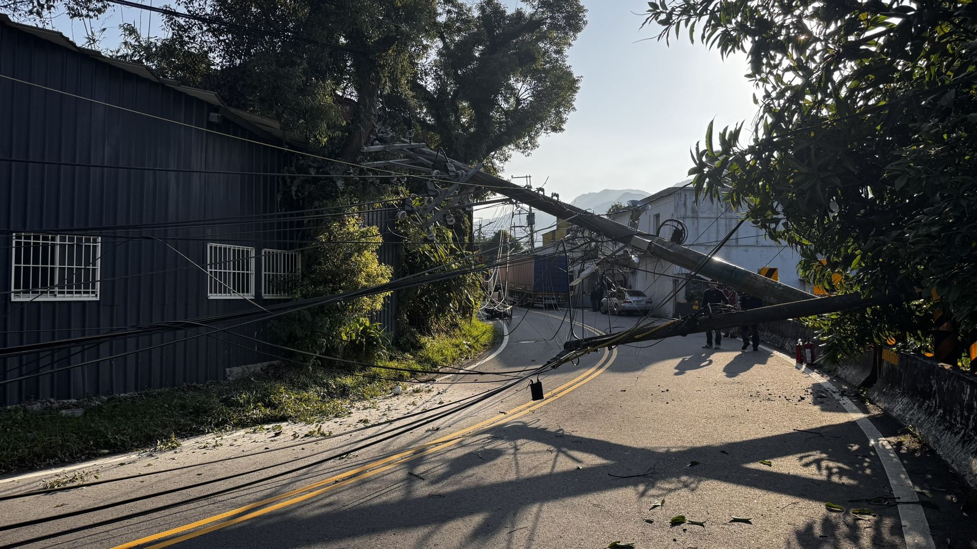 29歲龔姓男子駕駛營業貨運曳引車，行經三峽區白雞路時，疑因車輛高度超過限高勾扯電線，當場拉倒1根電線桿。