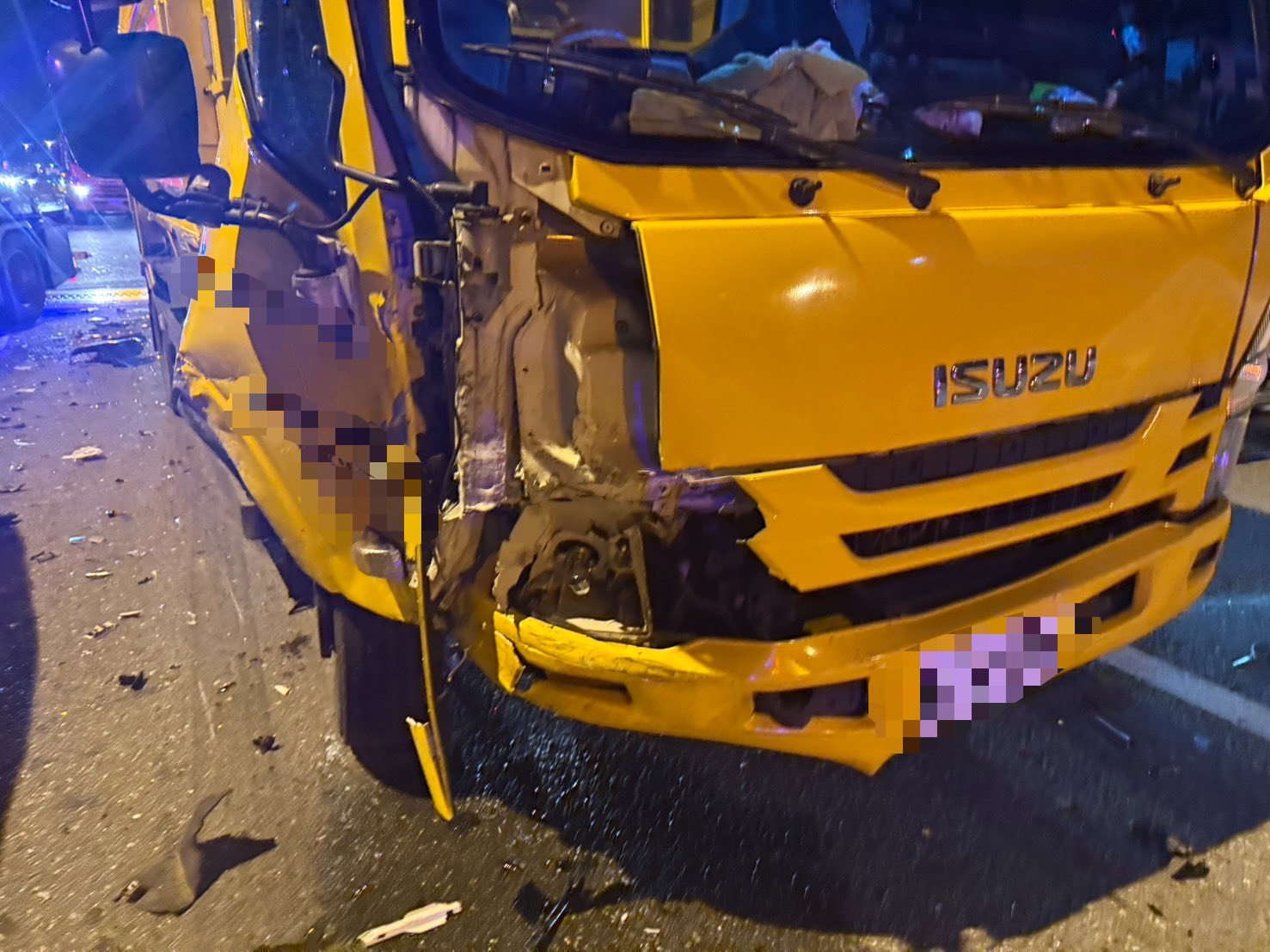 35歲郭姓男子駕駛環保回收車為了閃避前方突然切換車道的車輛，車輛失控接連擦撞前方2輛自小客車，造成3輛車受損。