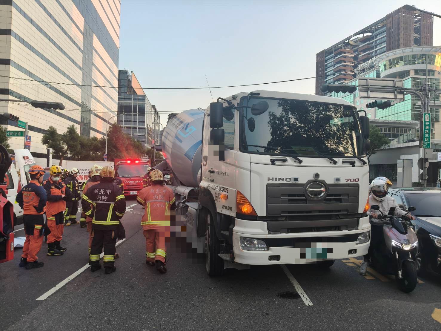 6歲賴姓男子駕駛預拌混凝土車行經寶中路、中興路三段口時，準備右轉中興路，與騎乘輕機車的68歲陳姓女騎士發生碰撞。