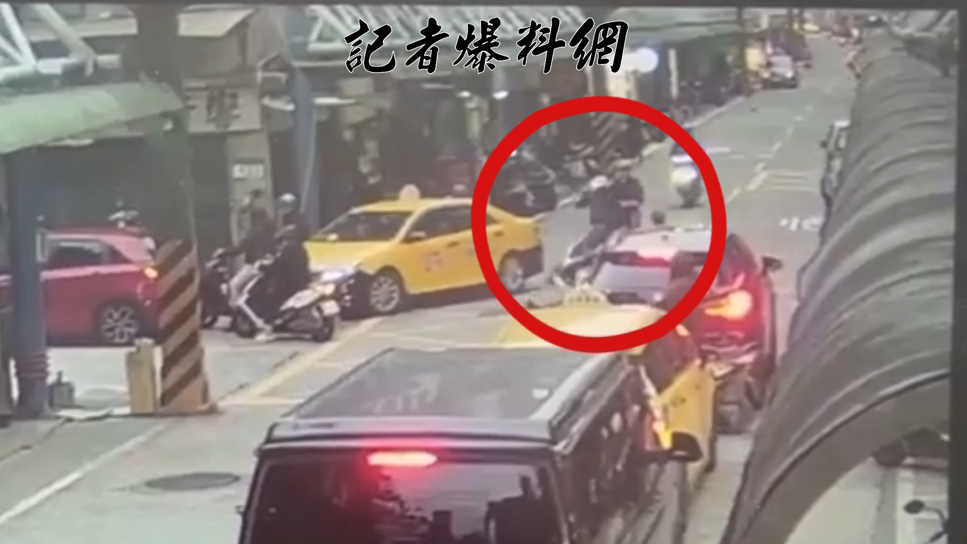 新北市新店區光明街本(12)月14日傍晚16時許發生1起驚險的連環交通事故。