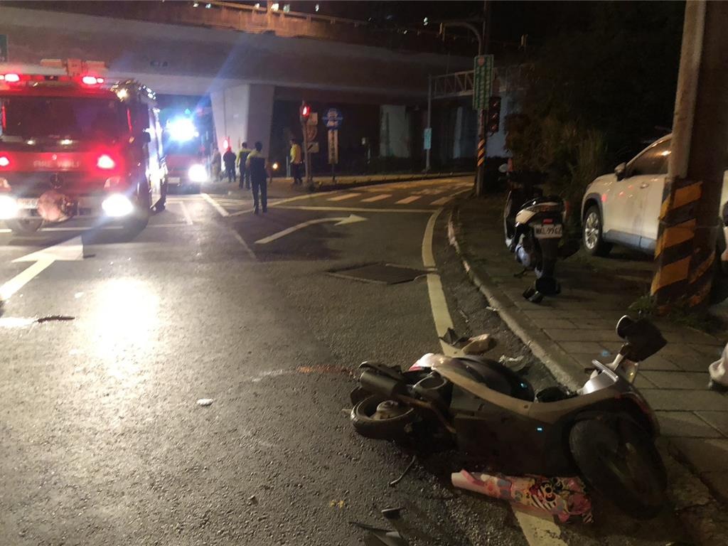 56歲張姓男子駕車行經孝東路時，不明原因突然失控，先是擦撞1名同向行駛的55歲林姓女機車騎士，隨後車輛毫無減速地正面撞擊台62甲線高架道路橋墩。
