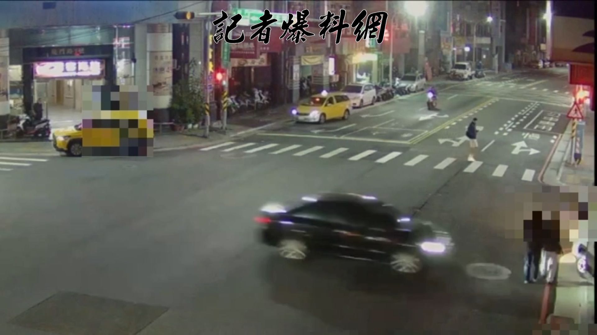 58歲李男駕駛黑色轎車，沿龍門路往正義北路方向行駛，行經該T字路口時，李男疑因藥效發作「暈了一下」，竟未轉彎也未減速，筆直衝向路邊。