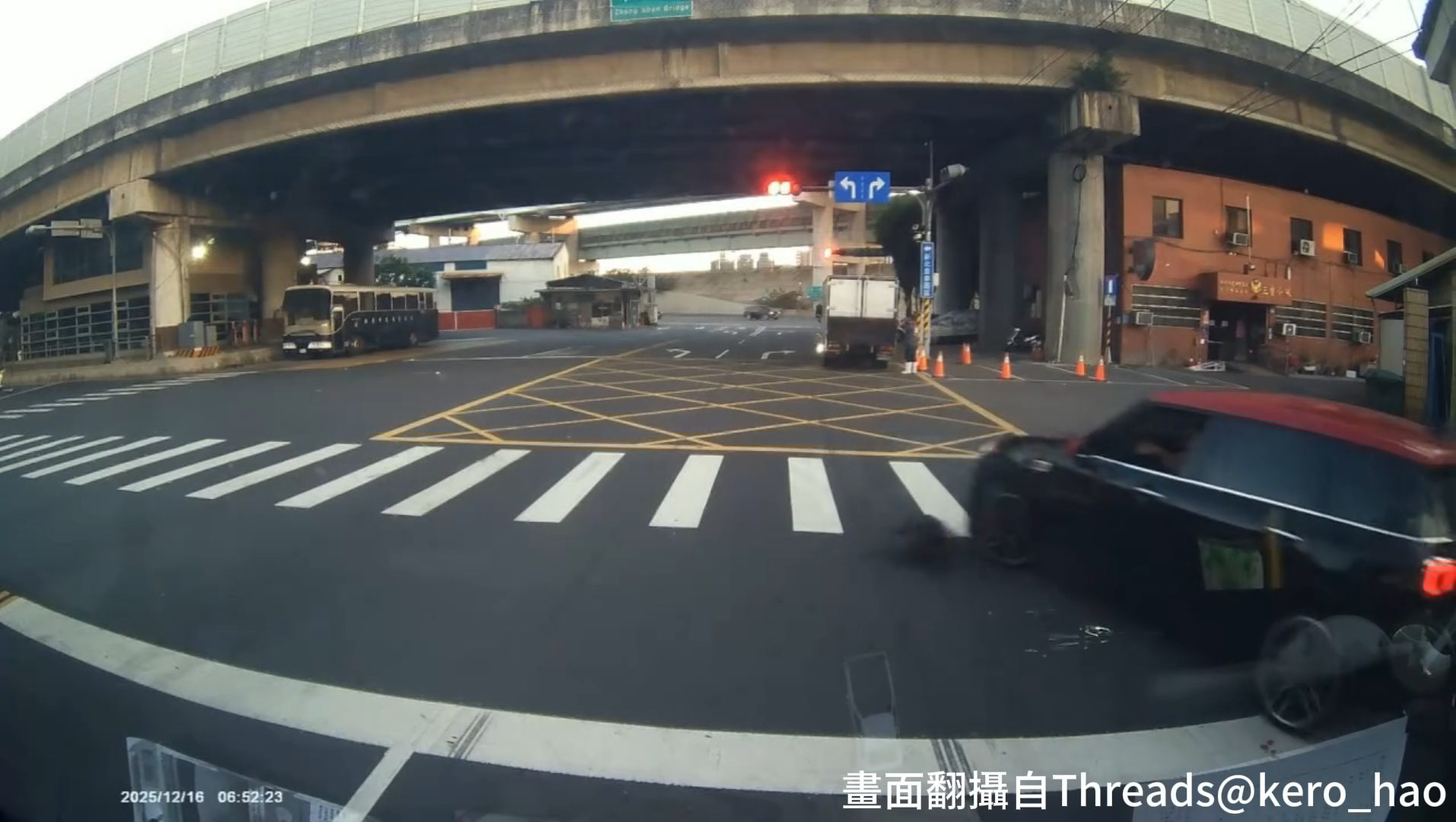 新北市三重區1名駕駛黑色MINI COOPER的男子，先是公然違規紅燈迴轉，無視車前有隻黑狗直接將其撞翻，甚至前輪輾過後，車輛有明顯彈跳後也裝作無事發生一般，持續加速連帶後輪再次輾過黑狗。