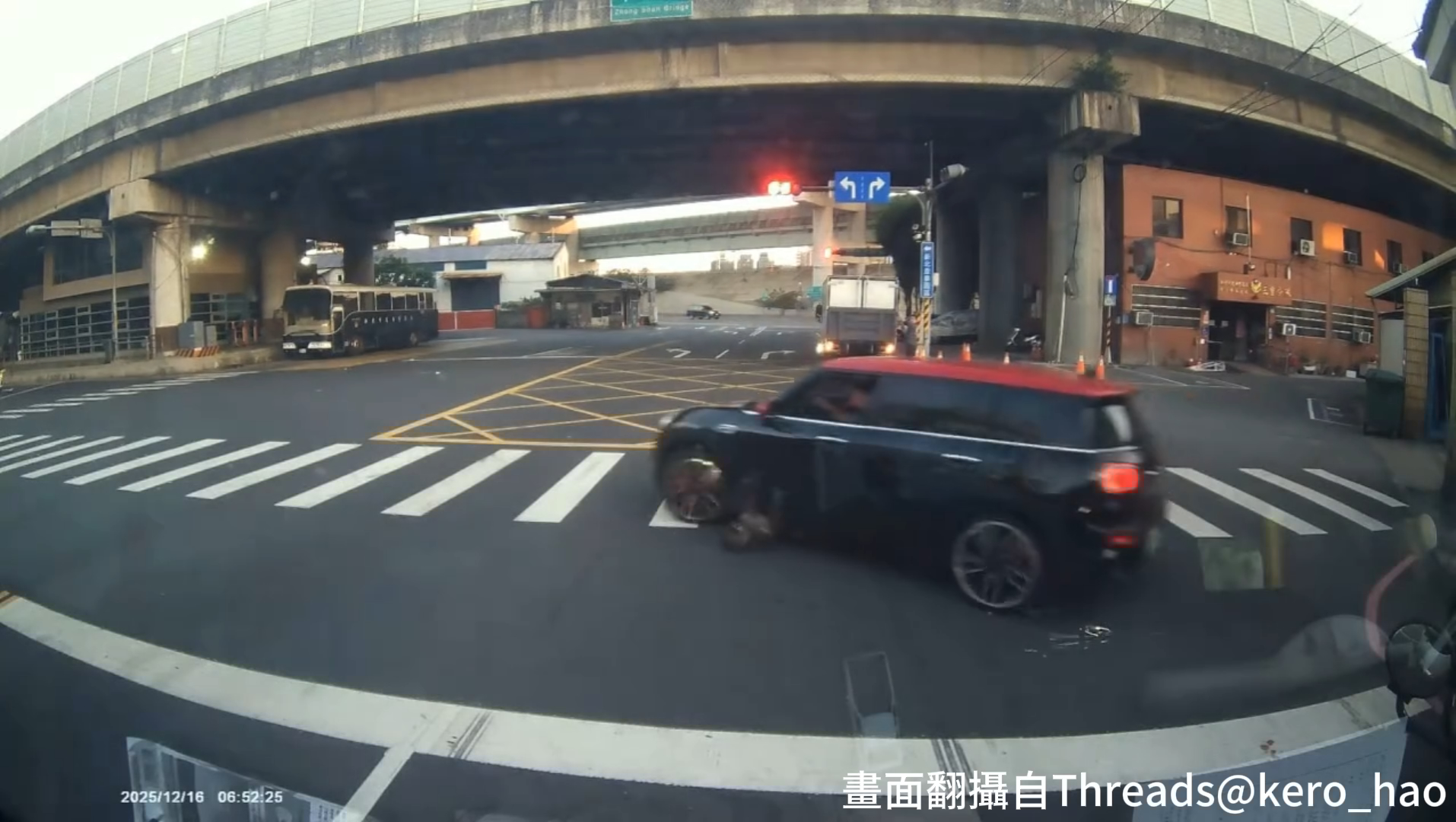 新北市三重區1名駕駛黑色MINI COOPER的男子，先是公然違規紅燈迴轉，無視車前有隻黑狗直接將其撞翻，甚至前輪輾過後，車輛有明顯彈跳後也裝作無事發生一般，持續加速連帶後輪再次輾過黑狗。