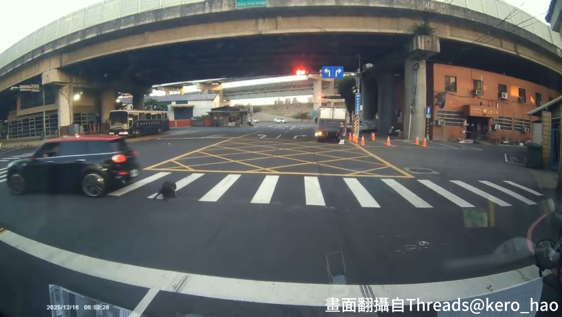 新北市三重區1名駕駛黑色MINI COOPER的男子，先是公然違規紅燈迴轉，無視車前有隻黑狗直接將其撞翻，甚至前輪輾過後，車輛有明顯彈跳後也裝作無事發生一般，持續加速連帶後輪再次輾過黑狗。