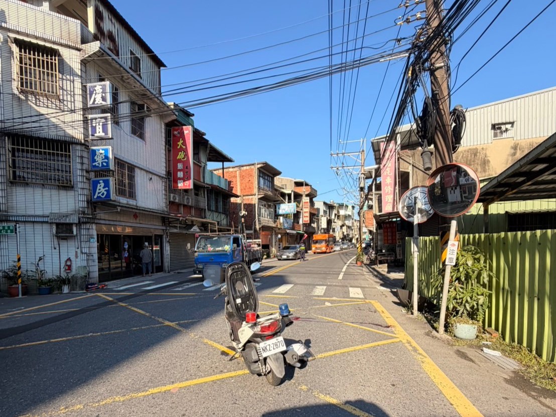 23歲陳姓男子騎乘普通重型機車行經橫溪路時，疑似未注意車前狀況，在無號誌路口的斑馬線上，高速撞倒正要前往領藥的68歲蘇姓婦人。