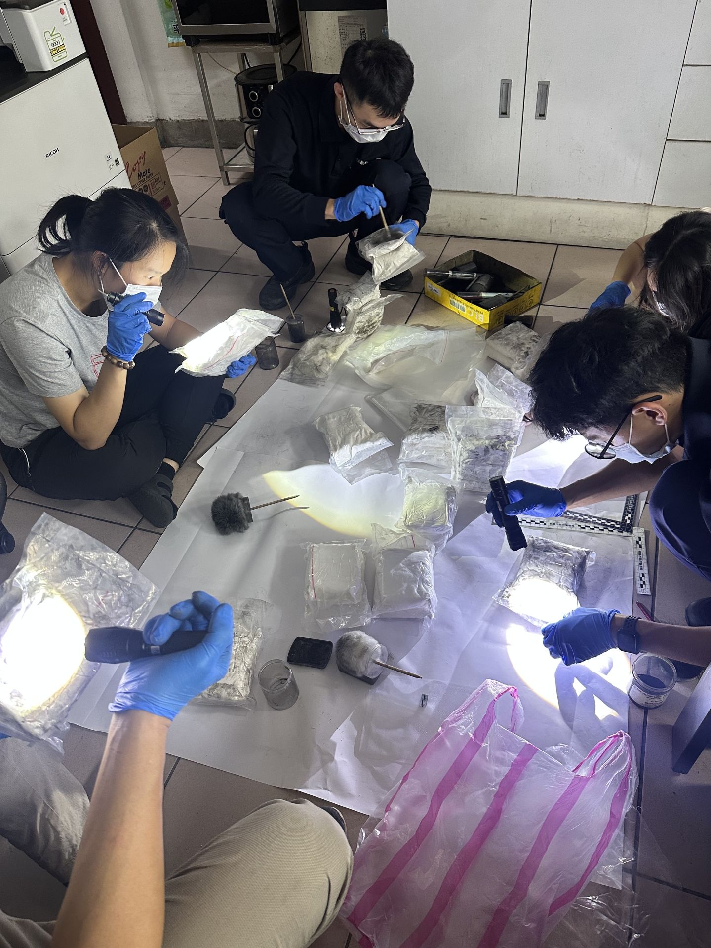 警方使用拉曼光譜儀檢測，確認該批粉末均為第1級毒品海洛因，總重逾11公斤。