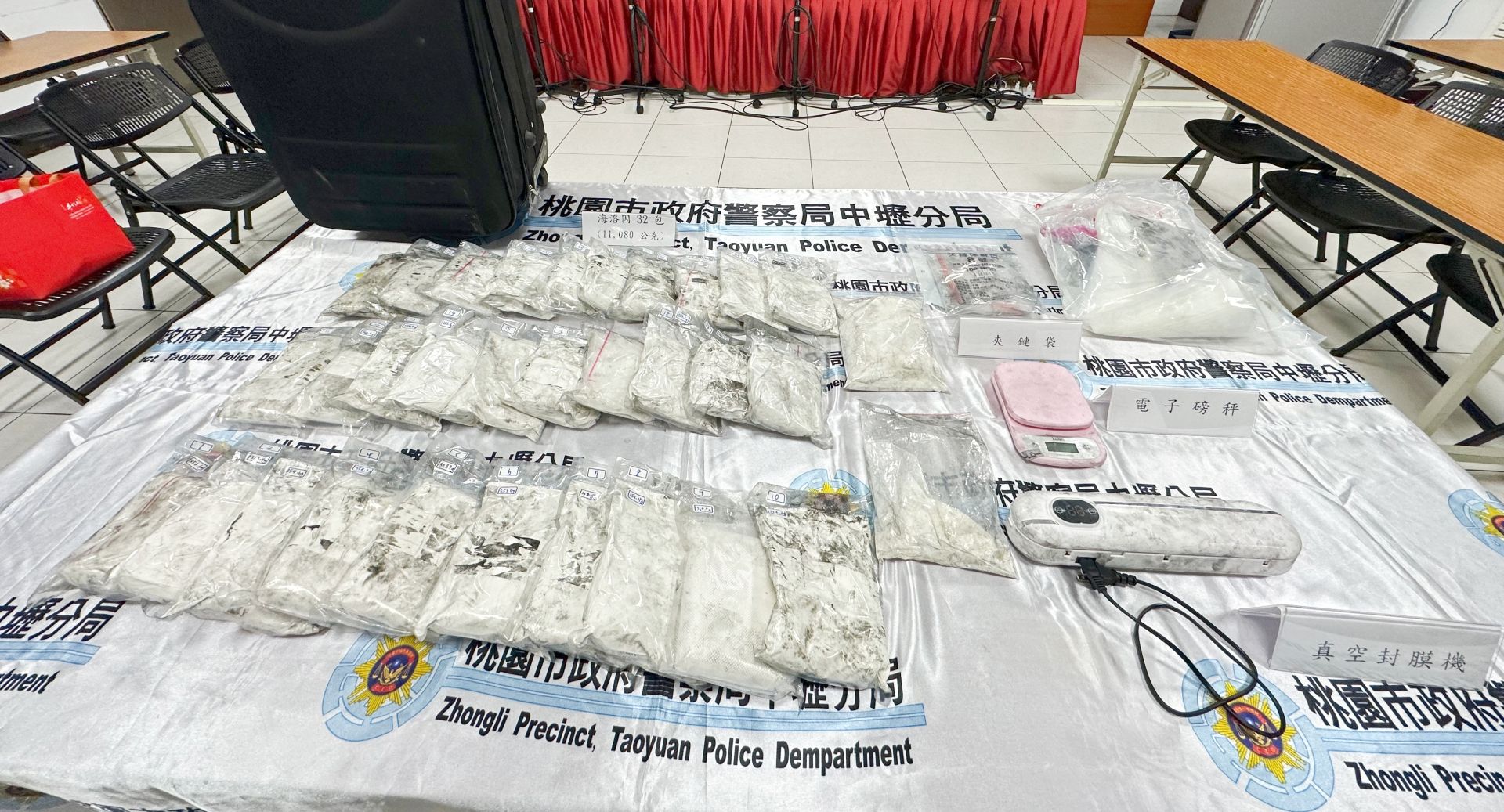 桃園市中壢警分局與八德警分局聯手破獲泰國籍移工涉嫌運輸及販賣毒品案，現場查扣第一級毒品海洛因總毛重高達11公斤，市值超過新台幣1億元。