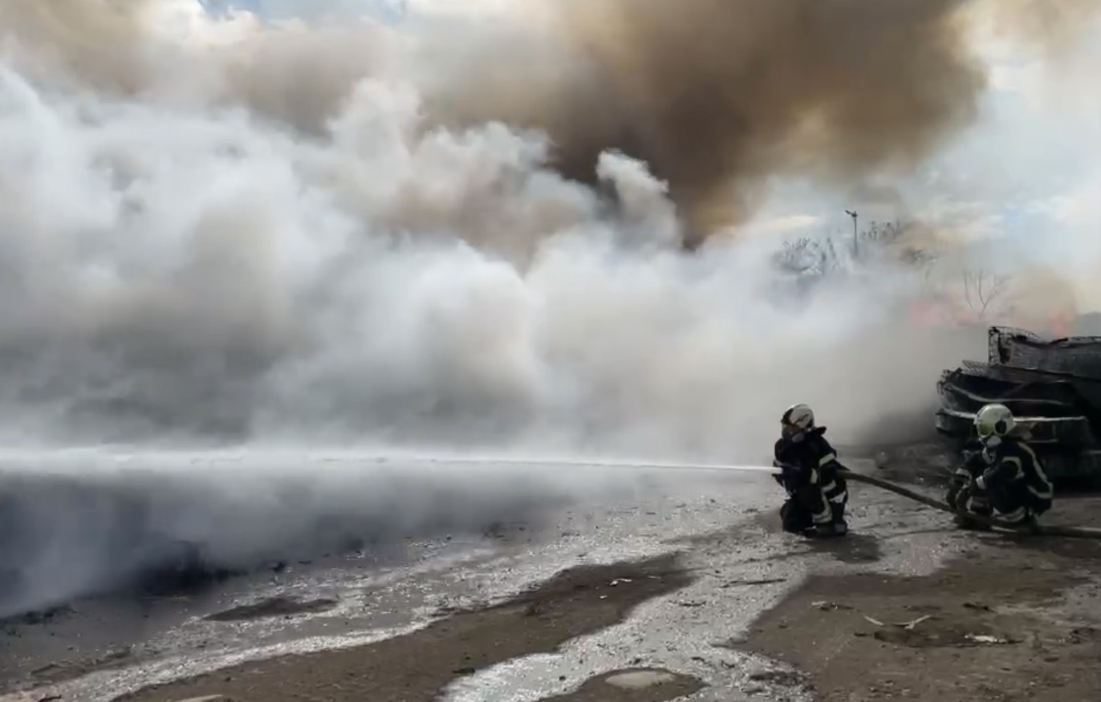 桃園市消防局第一大隊八德分隊獲報派遣消防人員34名、消防車12輛及救護車1輛趕赴現場支援。經全力佈線灌救，火勢已於中午12時19分獲得控制。