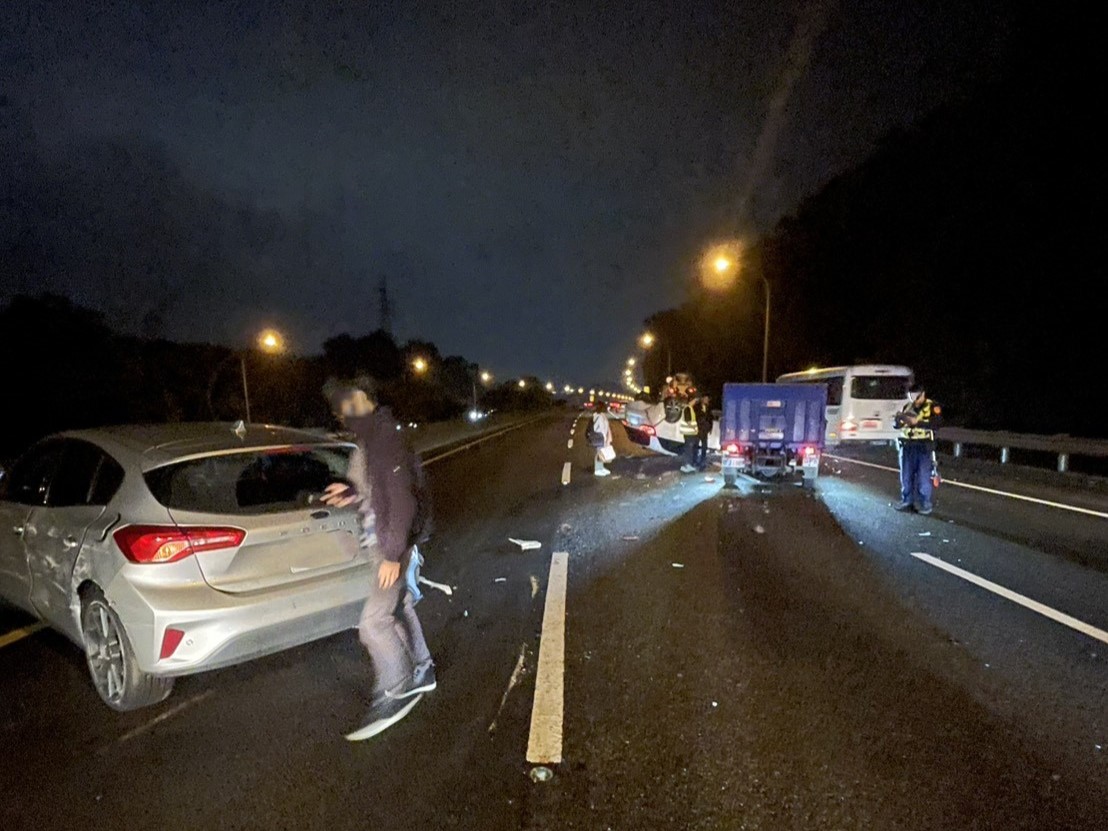 國道3號北向18公里南港福德段，今（18）日傍晚18時許發生「4車連環撞」交通事故。