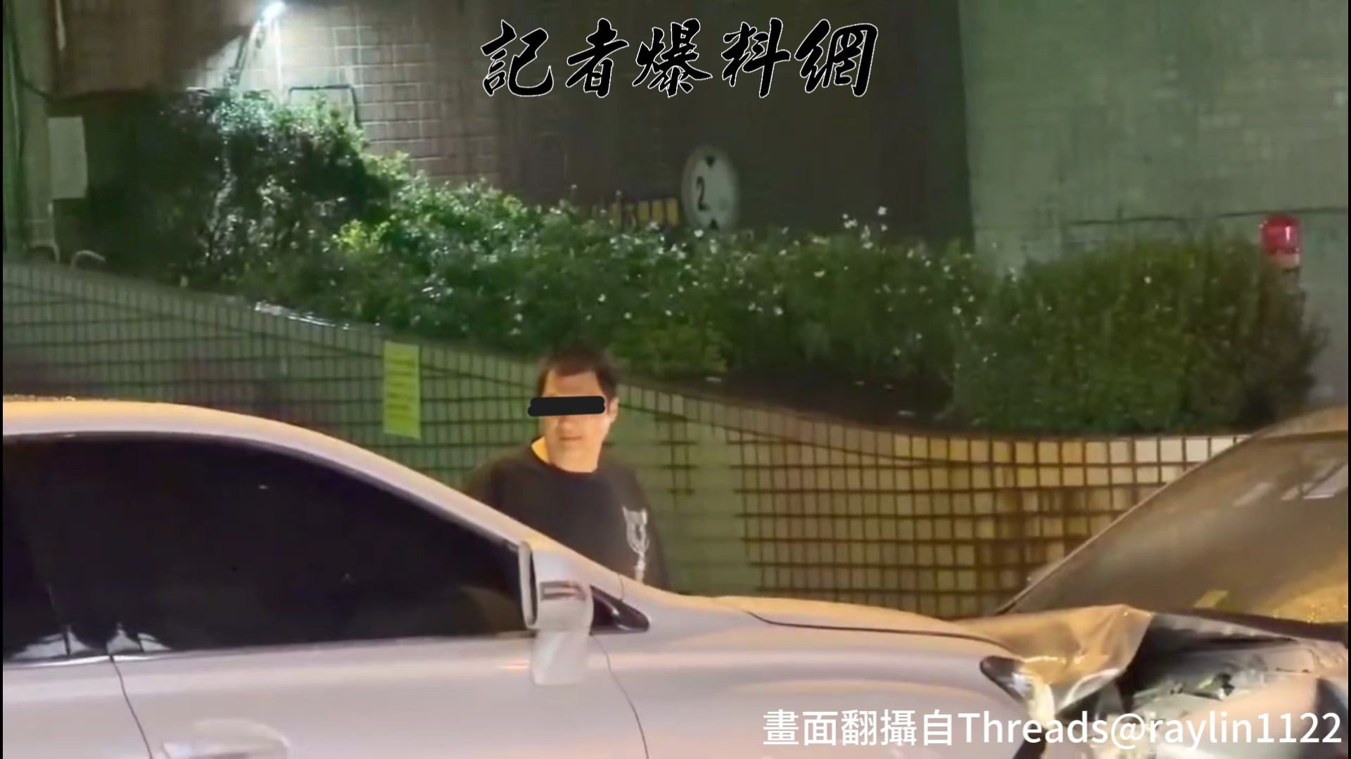 肇事的LEXUS休旅車車主一度將車打入倒車檔，在眾人圍觀下才肯下車。