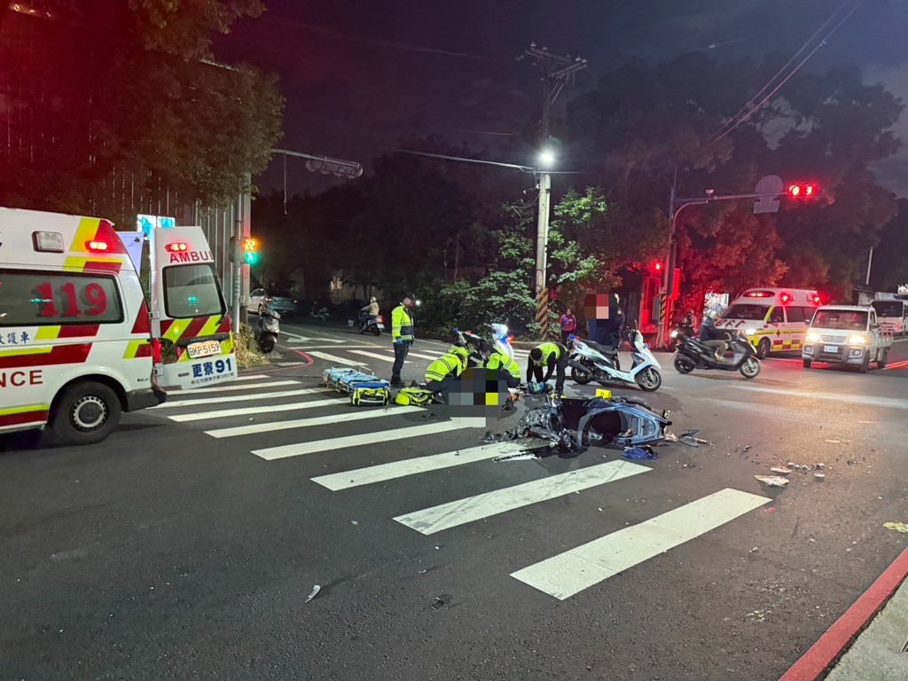 25歲吳姓男子騎乘機車行經中興路二段、水漾路三段路口時，與1輛左轉小客車發生激烈碰撞。吳男當場騰空噴飛重摔在地，醫護人員趕抵現場時已無呼吸心跳。