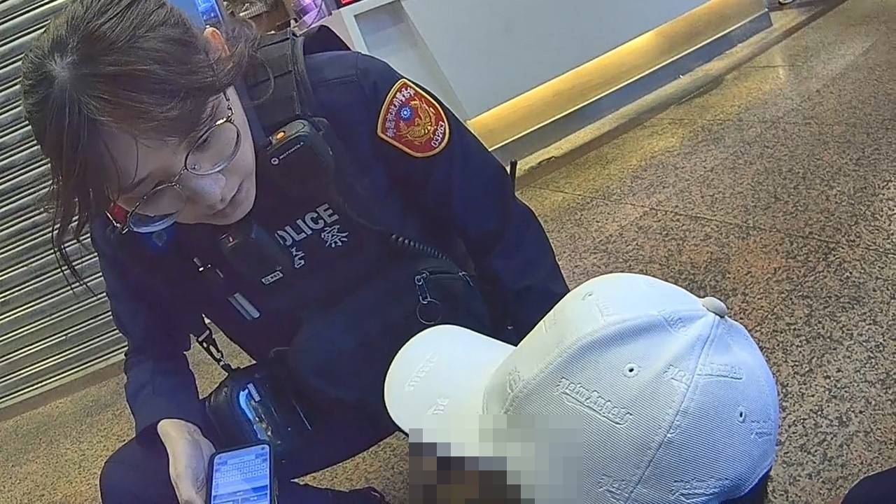 33歲徐姓男子一見到警察現身，自知身揹多項通緝，隨即心虛拔腿狂奔，終被3名員警合力包夾控制在地。