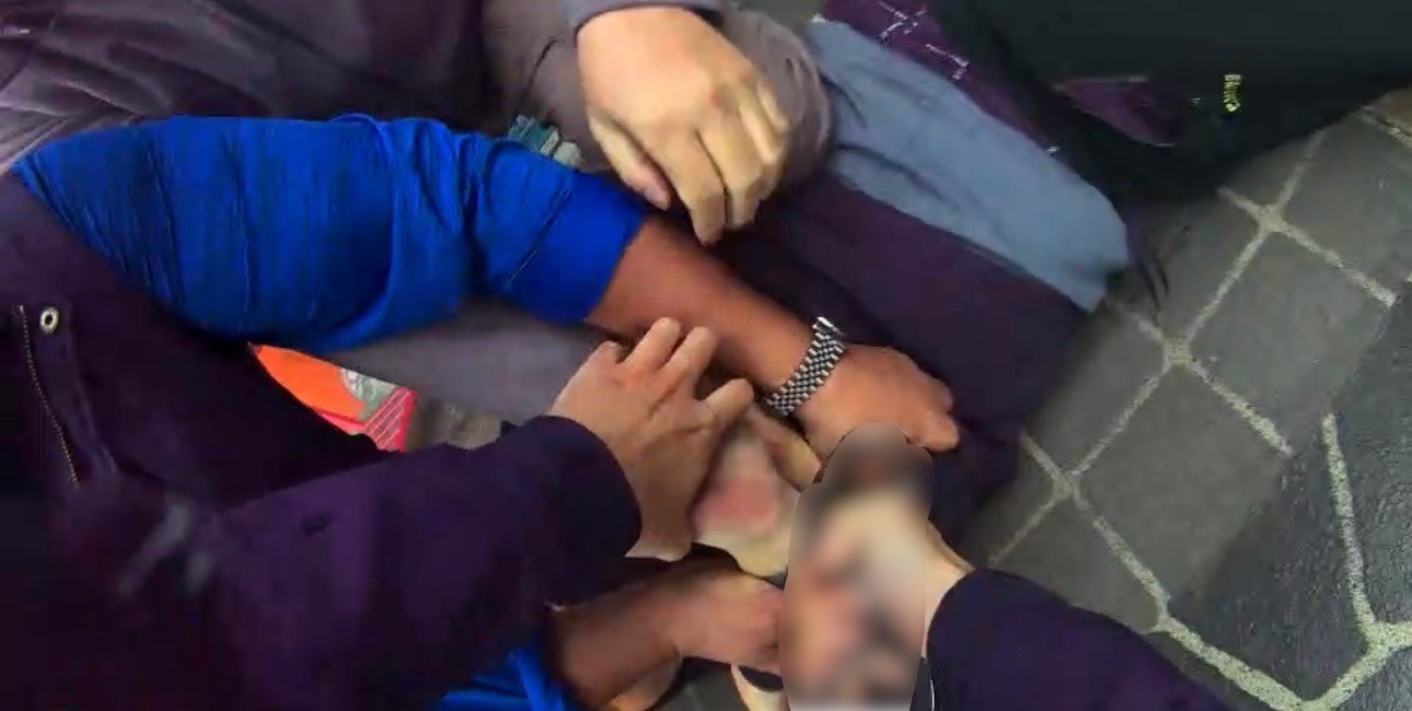 蘆洲警分局巡邏員警發現後立即上前盤查，邱嫌不僅拒絕配合，甚至動手搶奪員警警棍並作勢攻擊，最終遭警方強勢壓制逮捕。