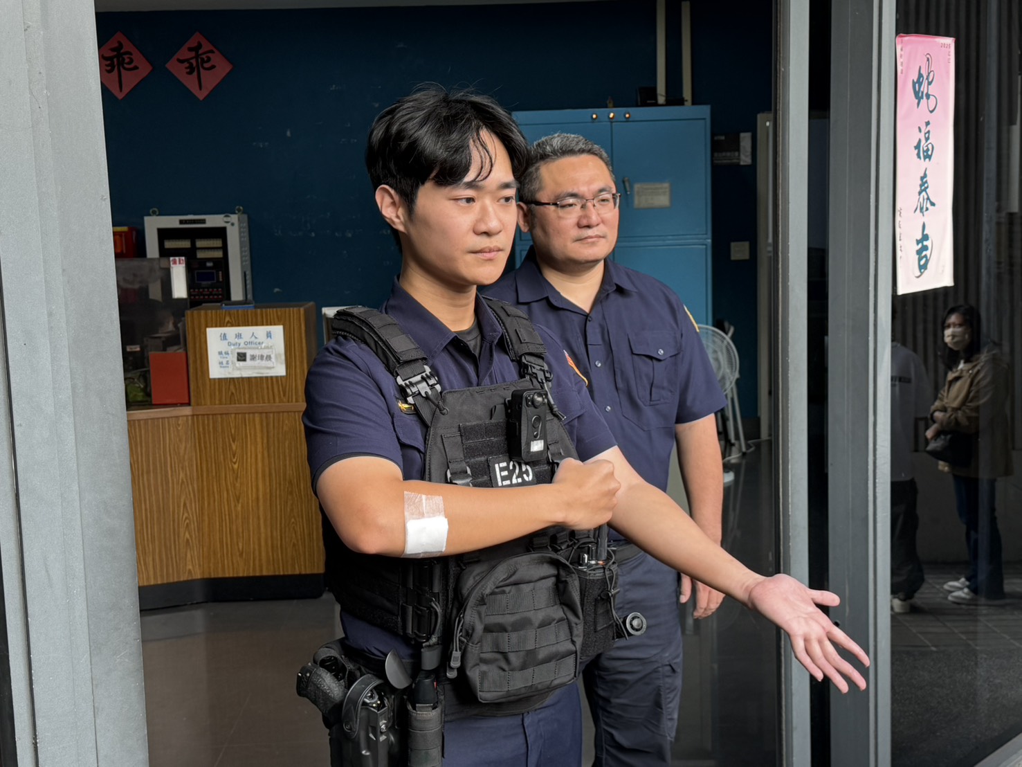 邱嫌情緒極度激動且拚命反抗，造成警員陳志瑋右手掌撕裂傷及左手肘挫傷。