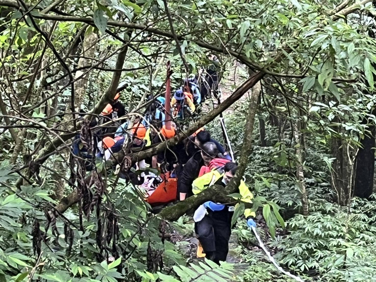 警消人員趕抵前,同行的山友已先行在現場輪流實施CPR急救。消防人員接手後,與山友合力將鍾男從崎嶇的山路搬運下山。