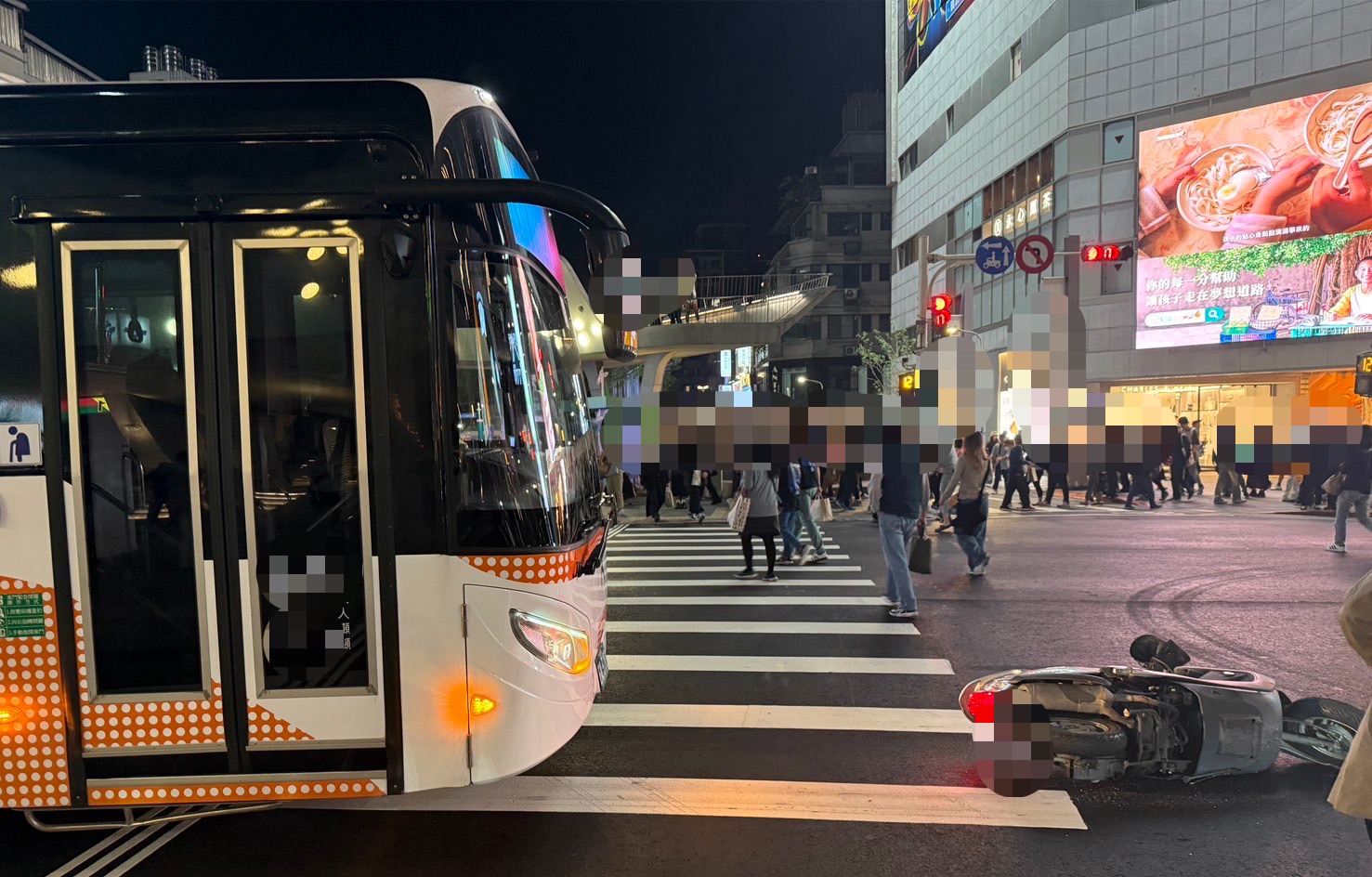 營業大客車沿著南京西路由西往東方向直行，疑似未注意車前狀況，前車頭不慎碰撞前方1輛普通重型機車的後車尾，導致機車人車倒地。