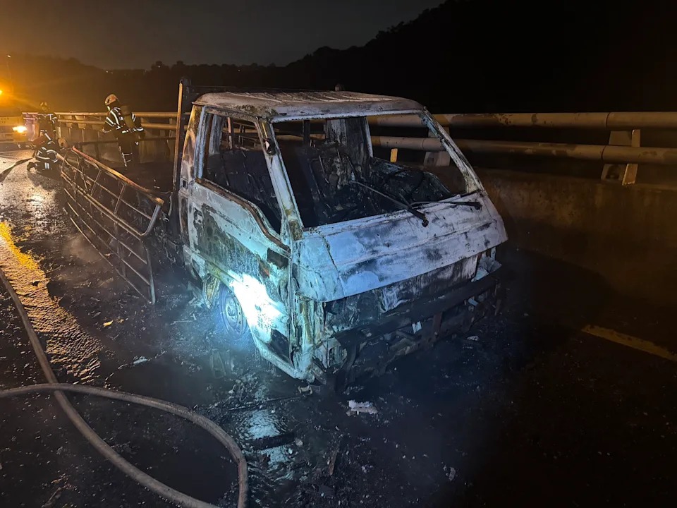 消防人員於外側路肩進行灌救，火勢於晚間21時許成功撲滅，但整輛小貨車已燒到只剩骨架