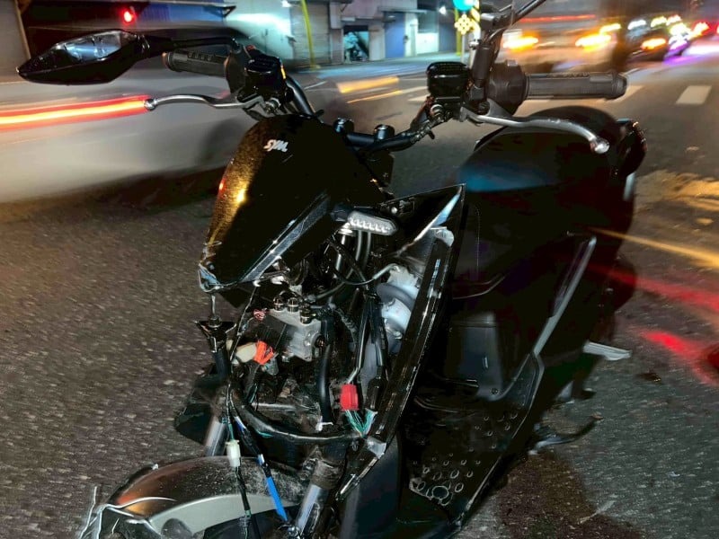 撞擊力道猛烈，機車車頭當場變形卡死，需動用3名人力才順利將機車移至路旁。