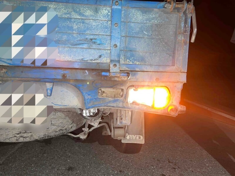 小貨車周姓駕駛事後向警方表示，轉彎前很早便已打起右轉方向燈，不清楚後方機車為何仍會追撞上來。