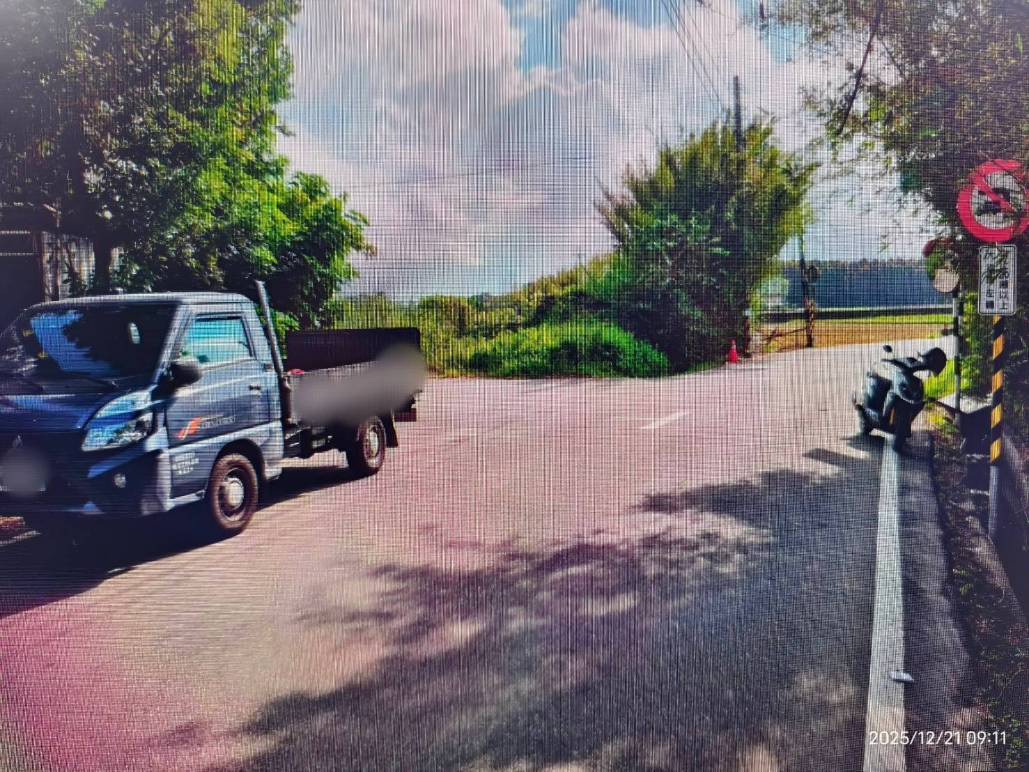 2車在路口交會時避讓不及發生碰撞,由於衝擊力道不小,朱男連人帶車噴出,現場留有明顯撞擊痕跡。