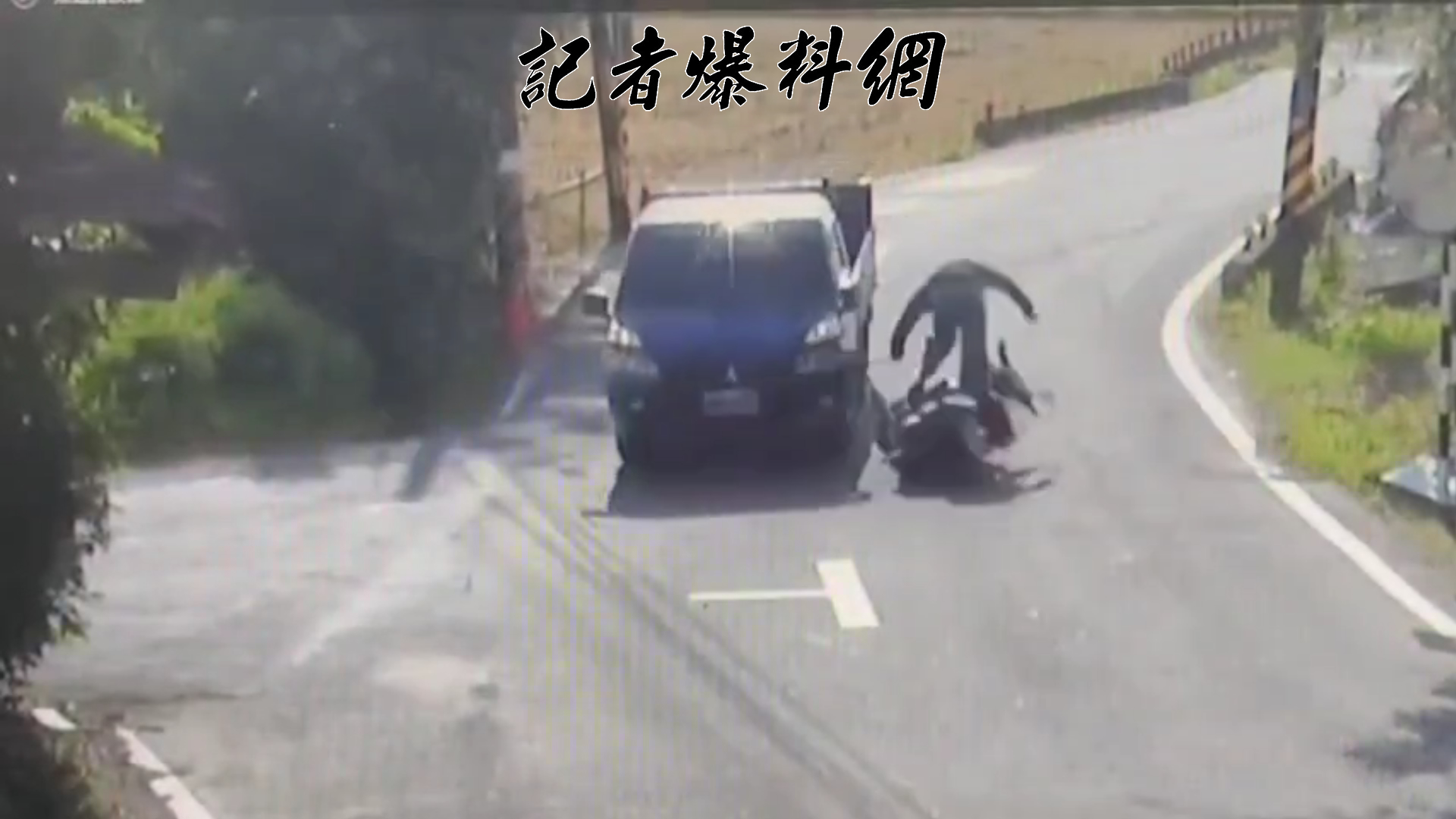 33歲李姓男子駕駛小貨車行經中山路248巷、龍南路429巷口的無號誌T字路口時,與欲左轉的20歲朱姓男騎士發生猛烈碰撞。