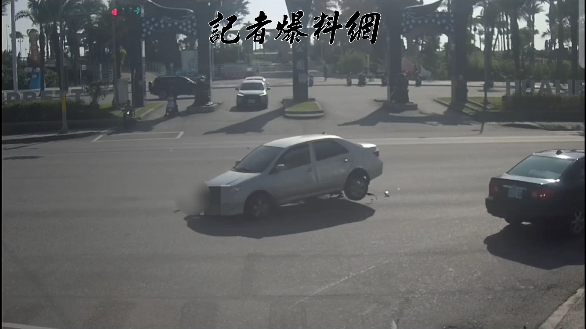 29歲徐姓男子騎乘大型重型機車行經該路口時，疑似因闖紅燈且車速過快，在發現對向車輛左轉時煞車不及，整台重機瞬間「滑鏟」猛烈撞向轎車