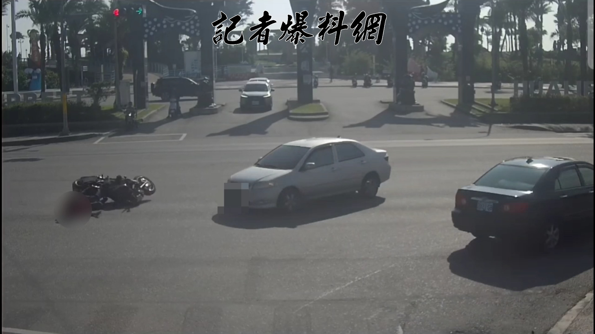 29歲徐姓男子騎乘大型重型機車行經該路口時，疑似因闖紅燈且車速過快，在發現對向車輛左轉時煞車不及，整台重機瞬間「滑鏟」猛烈撞向轎車