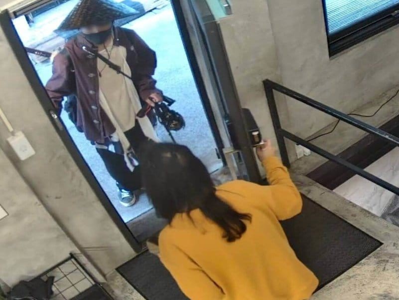 22歲陳姓男子身著日式變形制服、劍道燈籠褲,且背負1把長約60公分的武士刀徒步環島,裝扮極其吸睛。