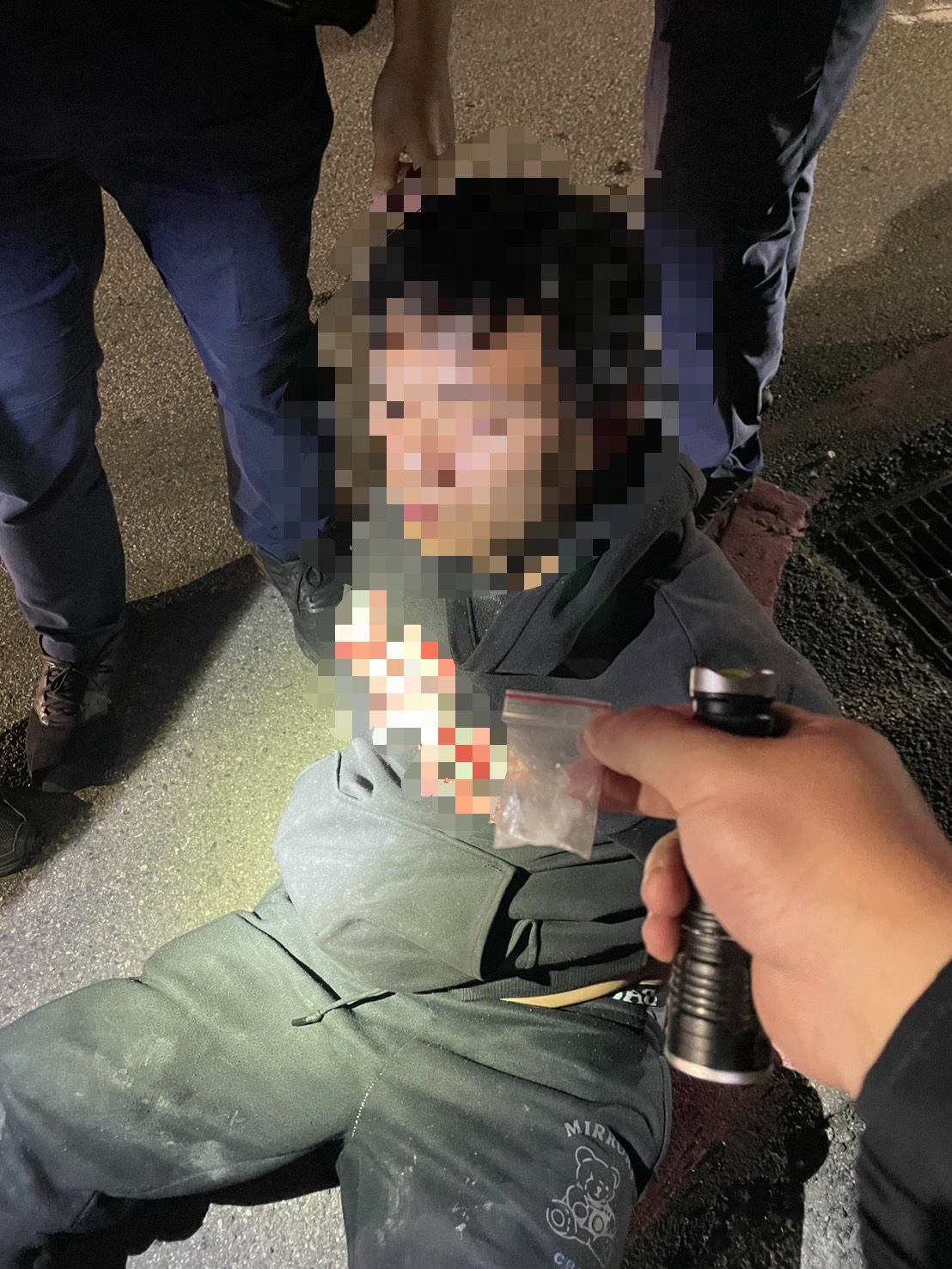 警方喚醒林男時，發現其鼻孔還沾有吸食毒品留下的白色粉末，當場依現行犯將人逮捕送辦。