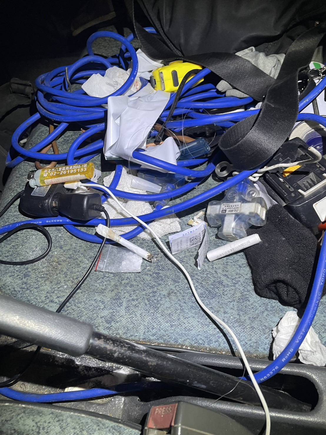 員警發現貨車排檔桿凹槽處布滿可疑粉末，隨後又在副駕駛座上搜出1包第三級毒品K他命，總毛重共計2.31公克。