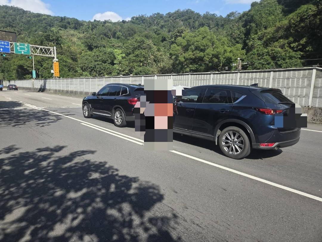 台北市信義快速道路今(24)日上午發生連環撞交通事故。