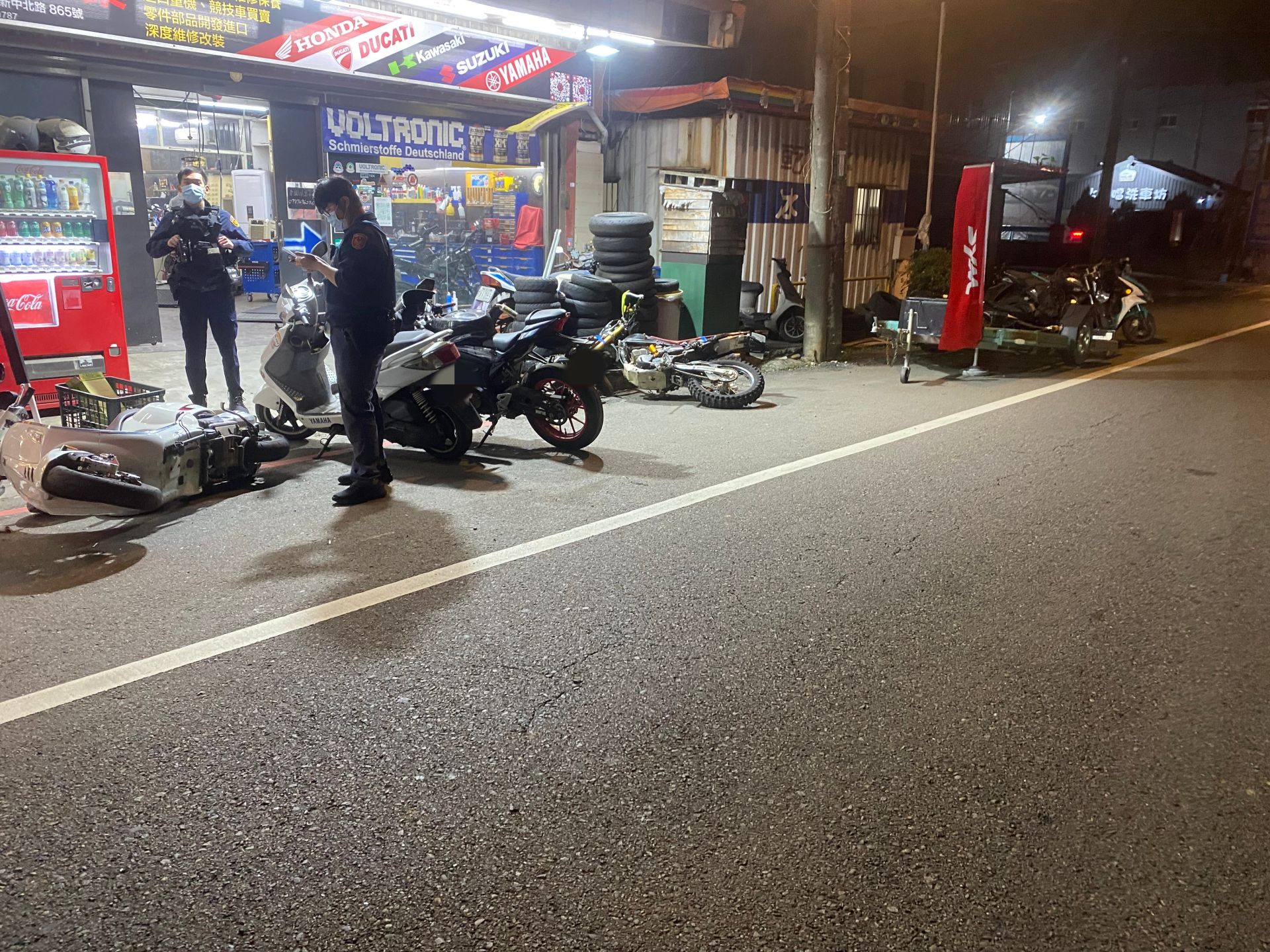 詹女駕駛的藍色三菱COLT PLUS沿新中北路往中原大學方向直行時，車頭突然向右偏移，在毫無煞車的情況下直接撞倒機車行門口的機車。